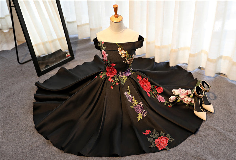Elegant Black Satin Short Prom Dress with Lace Applique - Perfect for Homecoming, Cocktail Parties & Formal Events