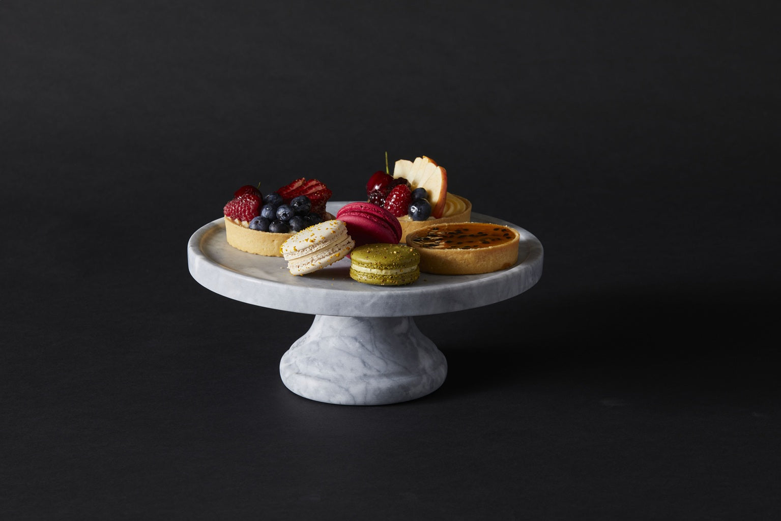 Davis & Waddell Nuvolo Marble Cake Stand with Footed Base - 10 Inch Round Grey Marble Dessert Stand for Wedding, Birthday Party, and Home Decor (25x25x10cm)