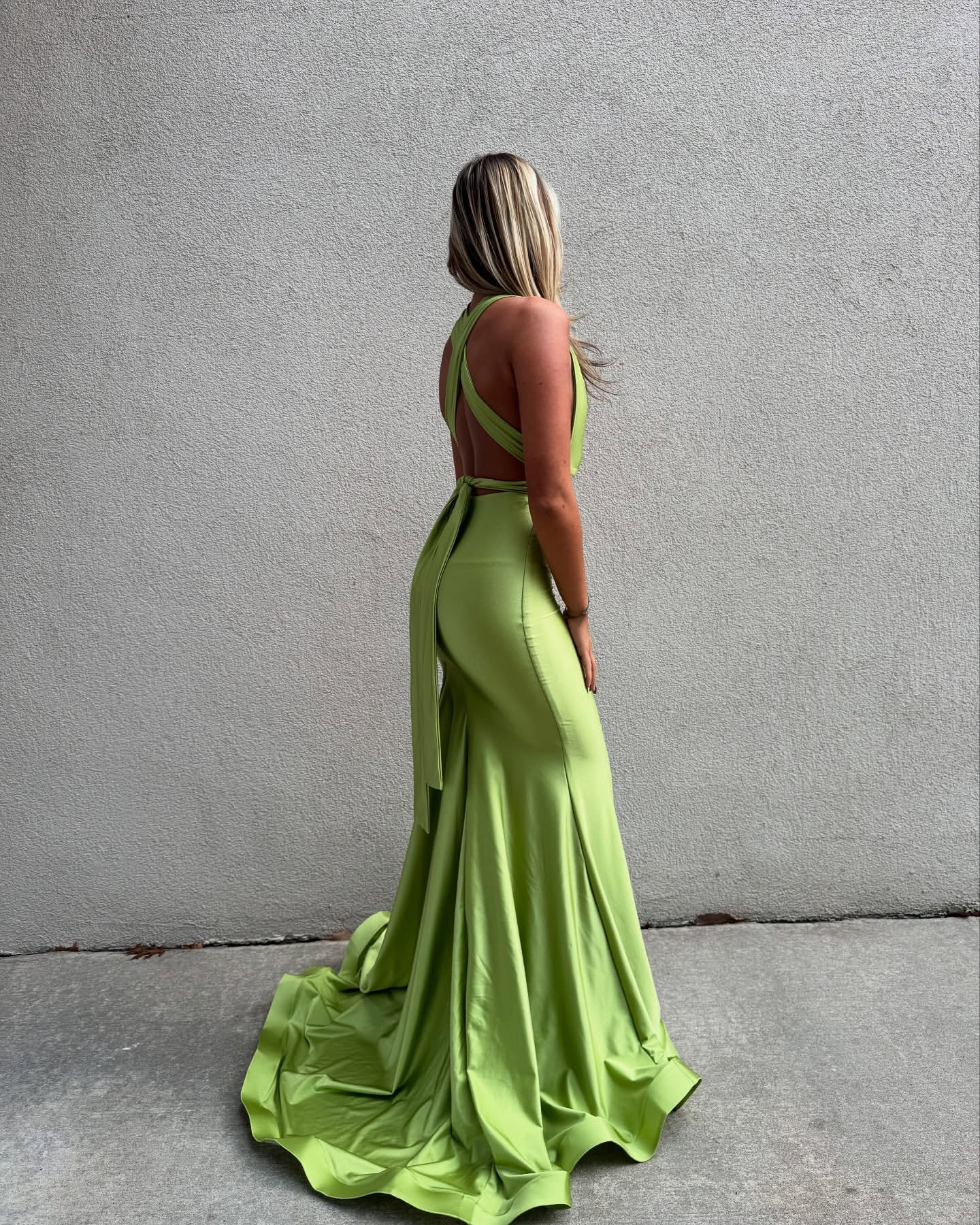 Elegant Backless Green Mermaid Prom Dress for Women - Formal Evening Gown with Sequins for Homecoming, Quinceañera & Special Occasions