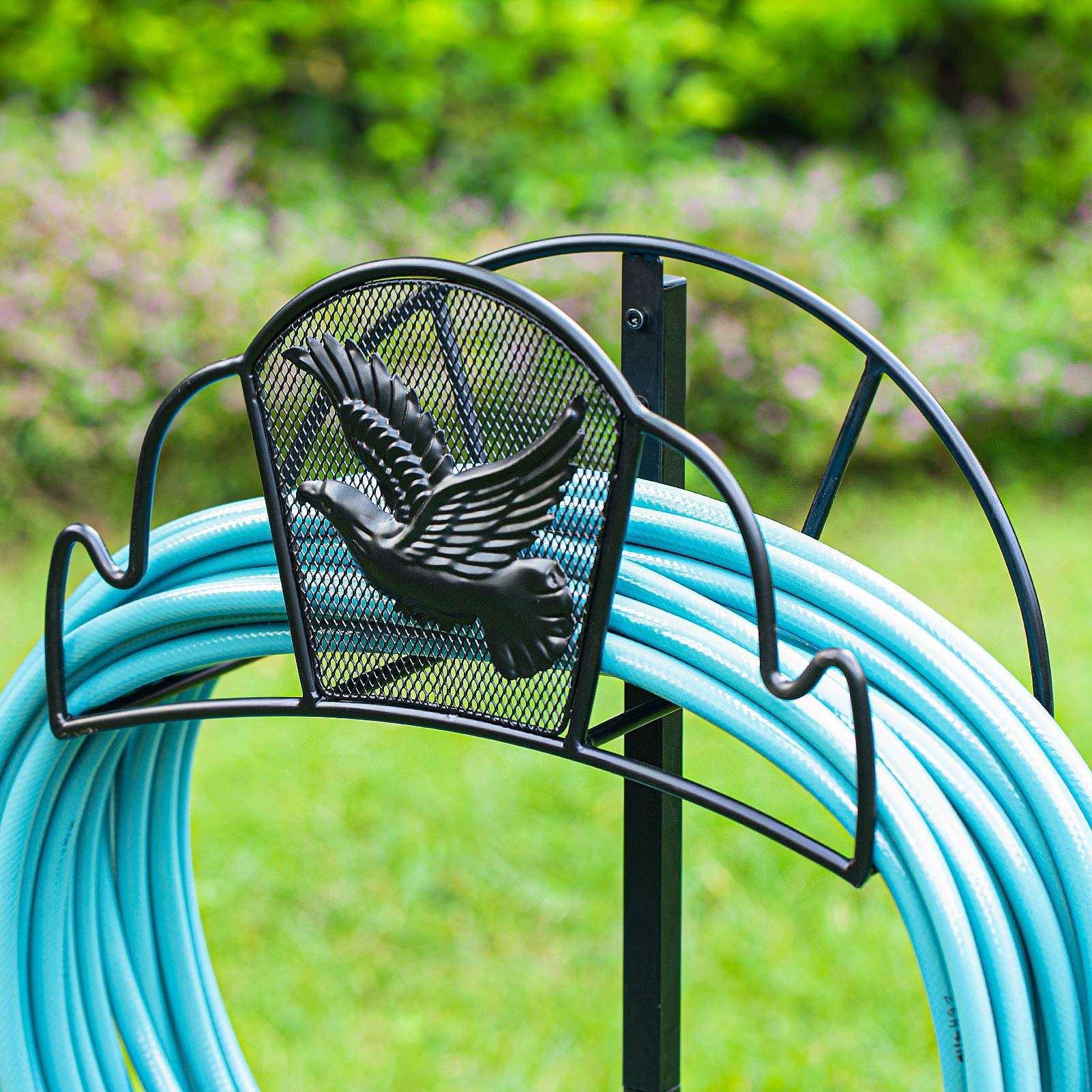 AMAGABELI Heavy Duty Metal Garden Hose Holder Stand - Freestanding Outdoor Hose Reel Hanger with Detachable Design, Decorative & Sturdy Lawn Hose Storage Stake for Yard, Garden, and Home - Perfect for Organizing Water Hoses in Backyard, Patio, and Outdoor Spaces
