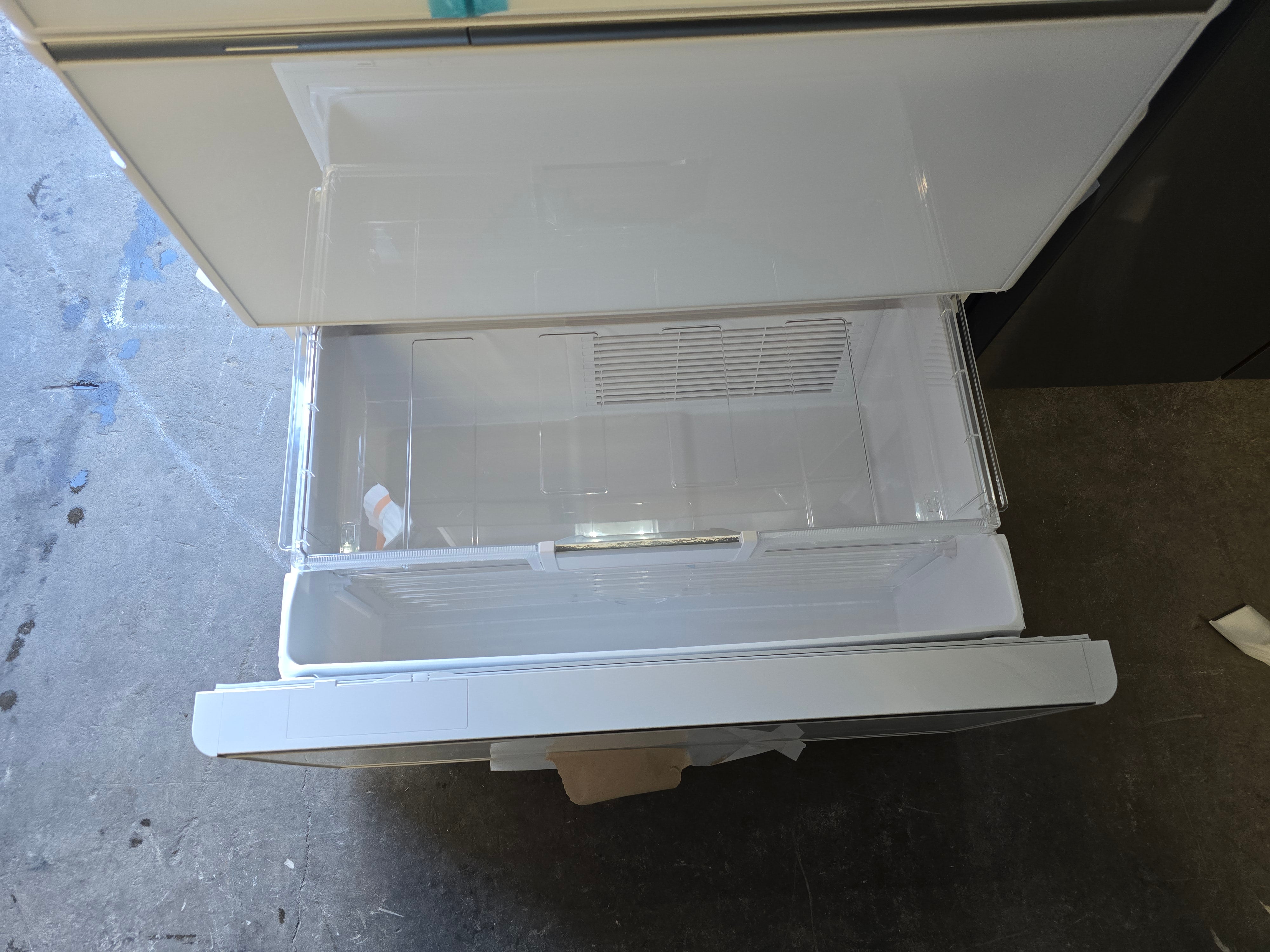 Hitachi 670L White Glass Inverter Refrigerator with Non-Plumbed Ice Maker - Energy Efficient, Made in Japan (Carton Damaged) - Perfect for Modern Kitchens, Restaurants, and Large Families