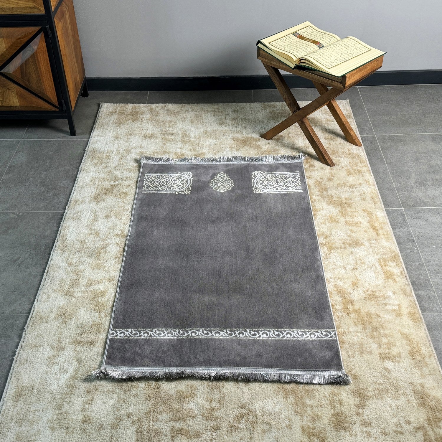 Premium Islamic Prayer Mat with Beautiful Designs - Perfect Gift for Muslims - Ideal for Home, Mosque, and Travel Use