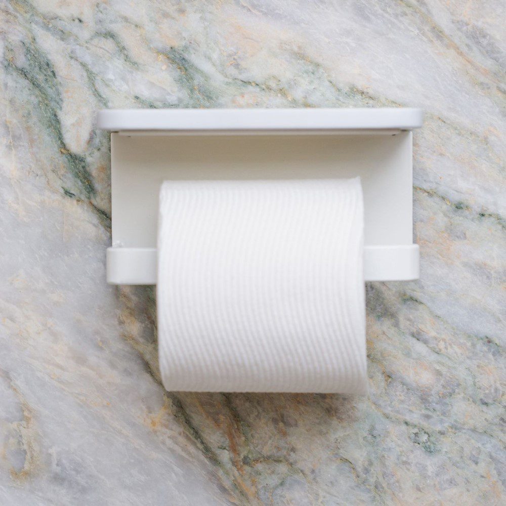 DESIGNSTUFF White Single Toilet Paper Holder with Shelf - Bathroom Storage Organizer for Small Spaces & Modern Decor