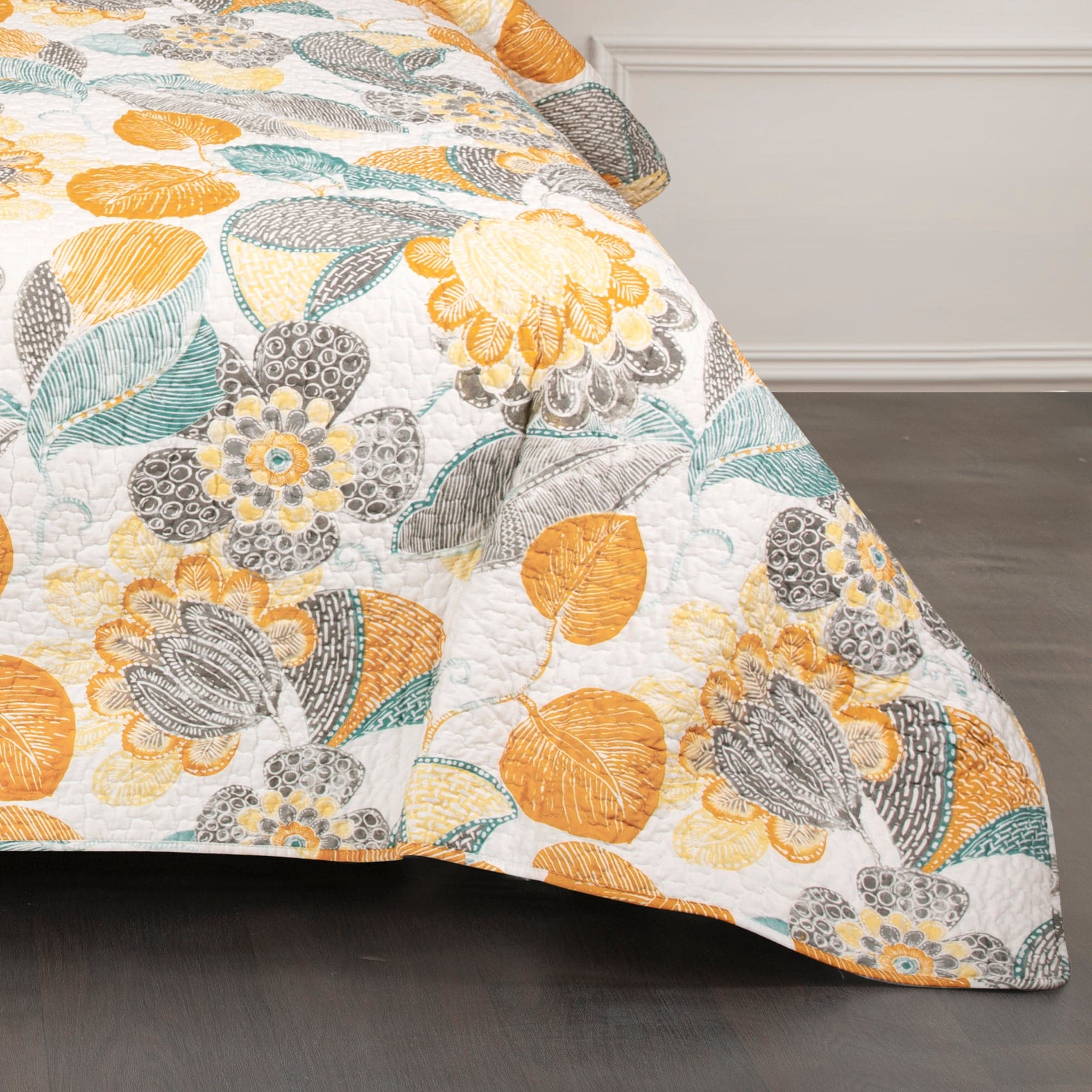 Layla 3-Piece Quilt Set - Queen Size Bedding, Soft Microfiber Comforter Set with 2 Pillow Shams - Perfect for Cozy Bedroom Decor & Guest Room Essentials