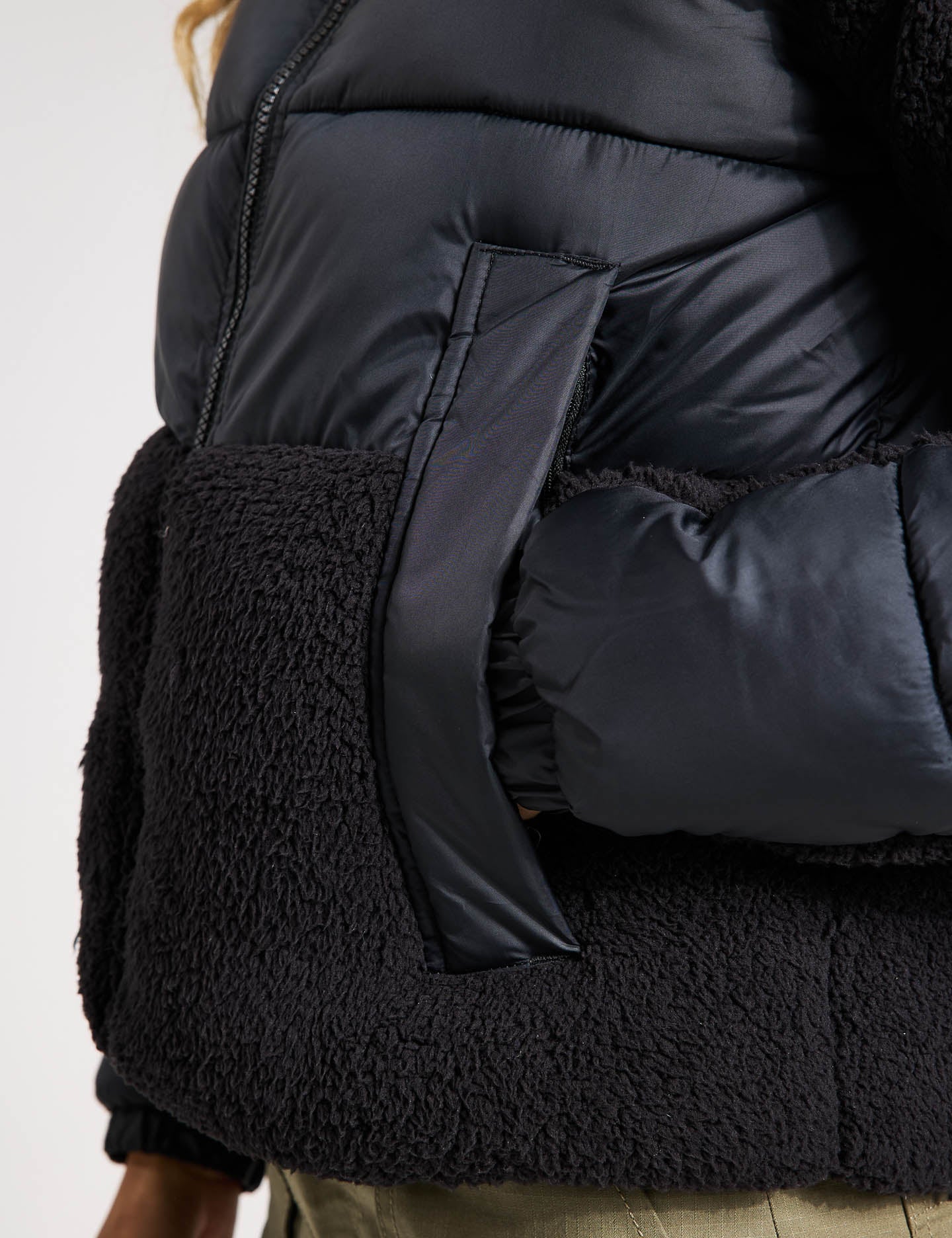 Leadbetter Point II Sherpa Hybrid Puffer Jacket for Men & Women - Warm Winter Coat with Fleece Lining, Water-Resistant Outer Shell - Perfect for Hiking, Skiing & Outdoor Adventures (Black)