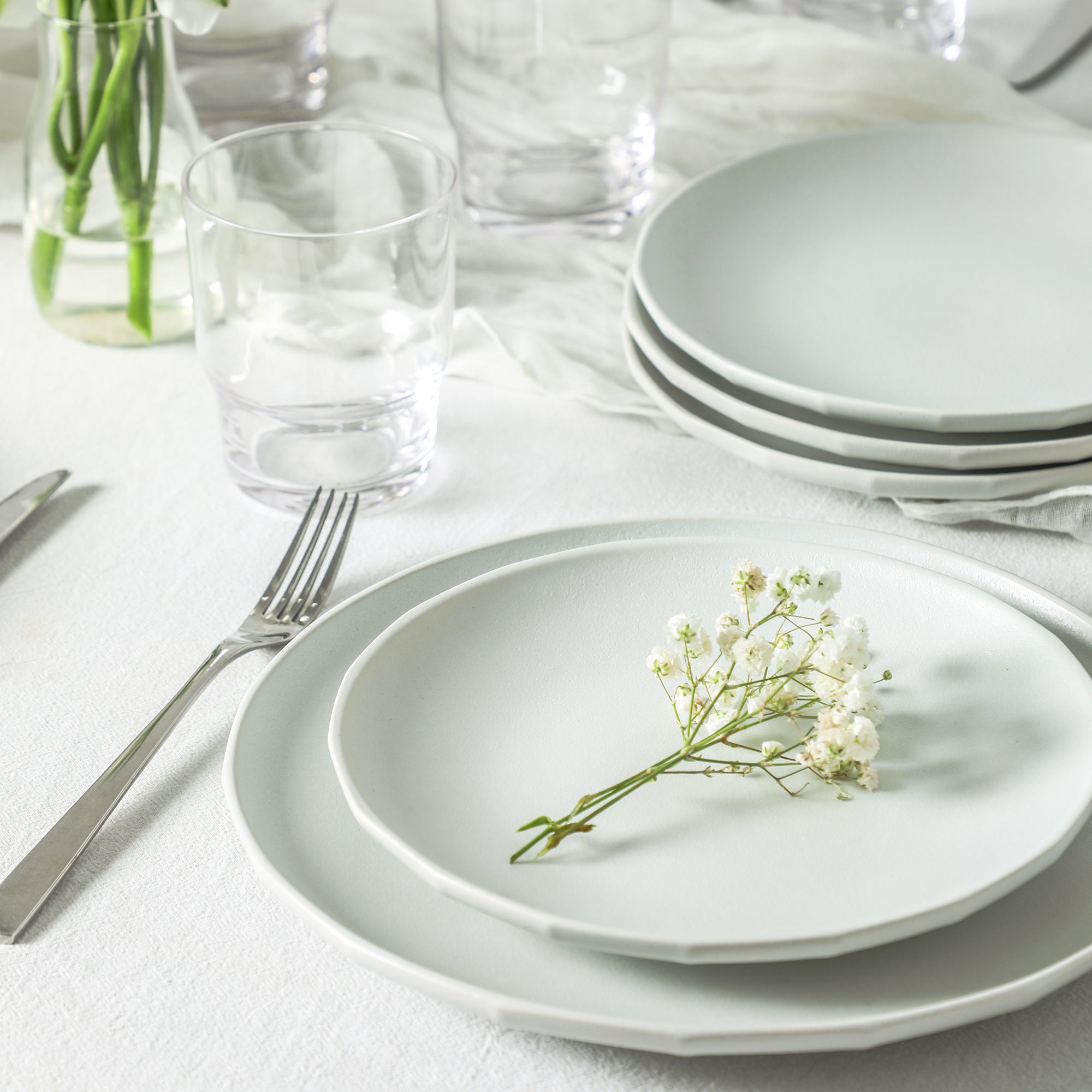 Premium Rio Stoneware Dinnerware Set with Elegant Glassware - Beige Ceramic Plates, Bowls & Cups for Stylish Dining & Entertaining