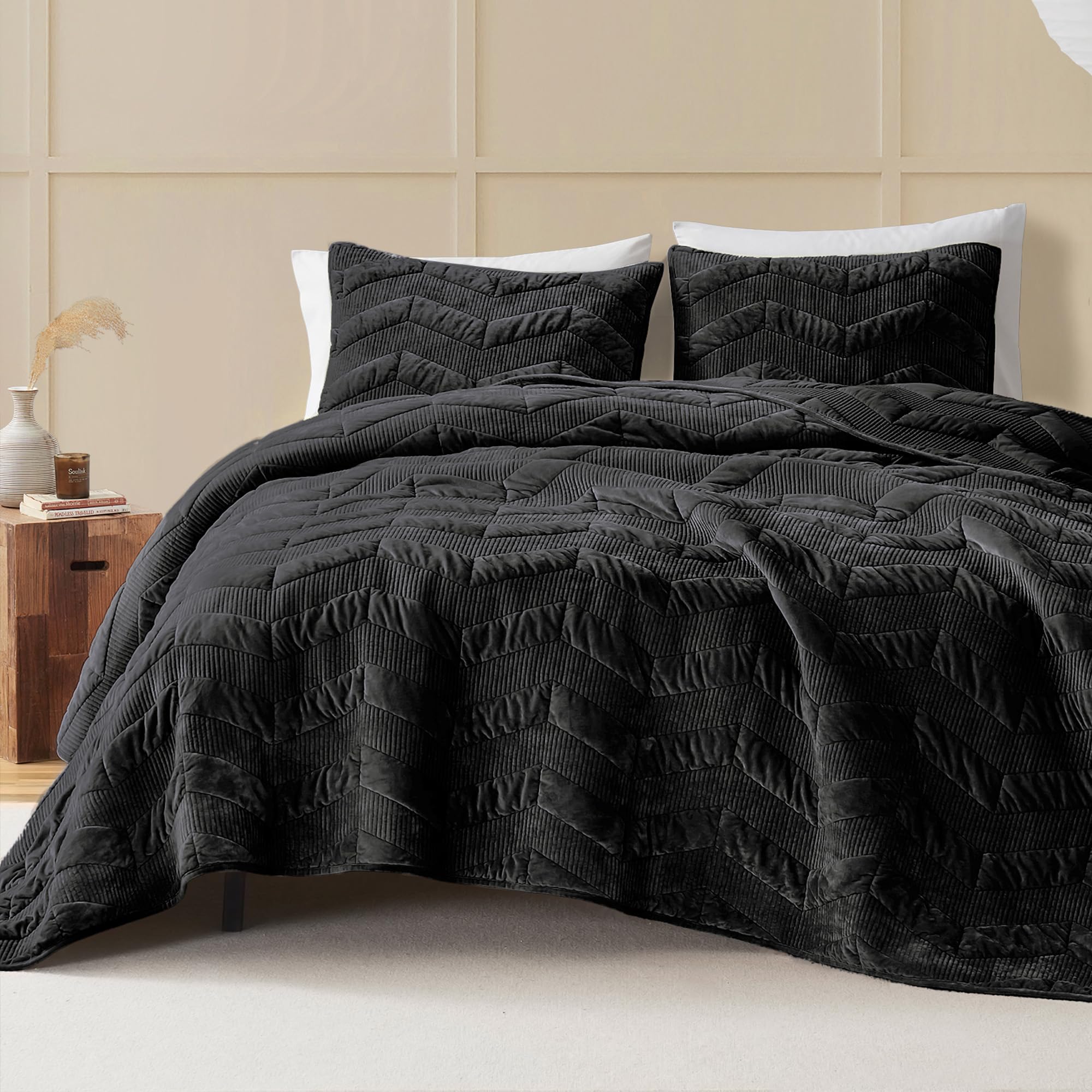 SHALALA Velvet Quilt Set Queen Size - Ultra Soft Luxury Lightweight Summer Comforter Set with Geometric Pattern | Oversized Bedspread Coverlet Includes 2 Shams | All-Season Use for Bedroom Decor (Black, Full/Queen) - Perfect for Guest Rooms, Master Bedrooms & Cozy Home Styling