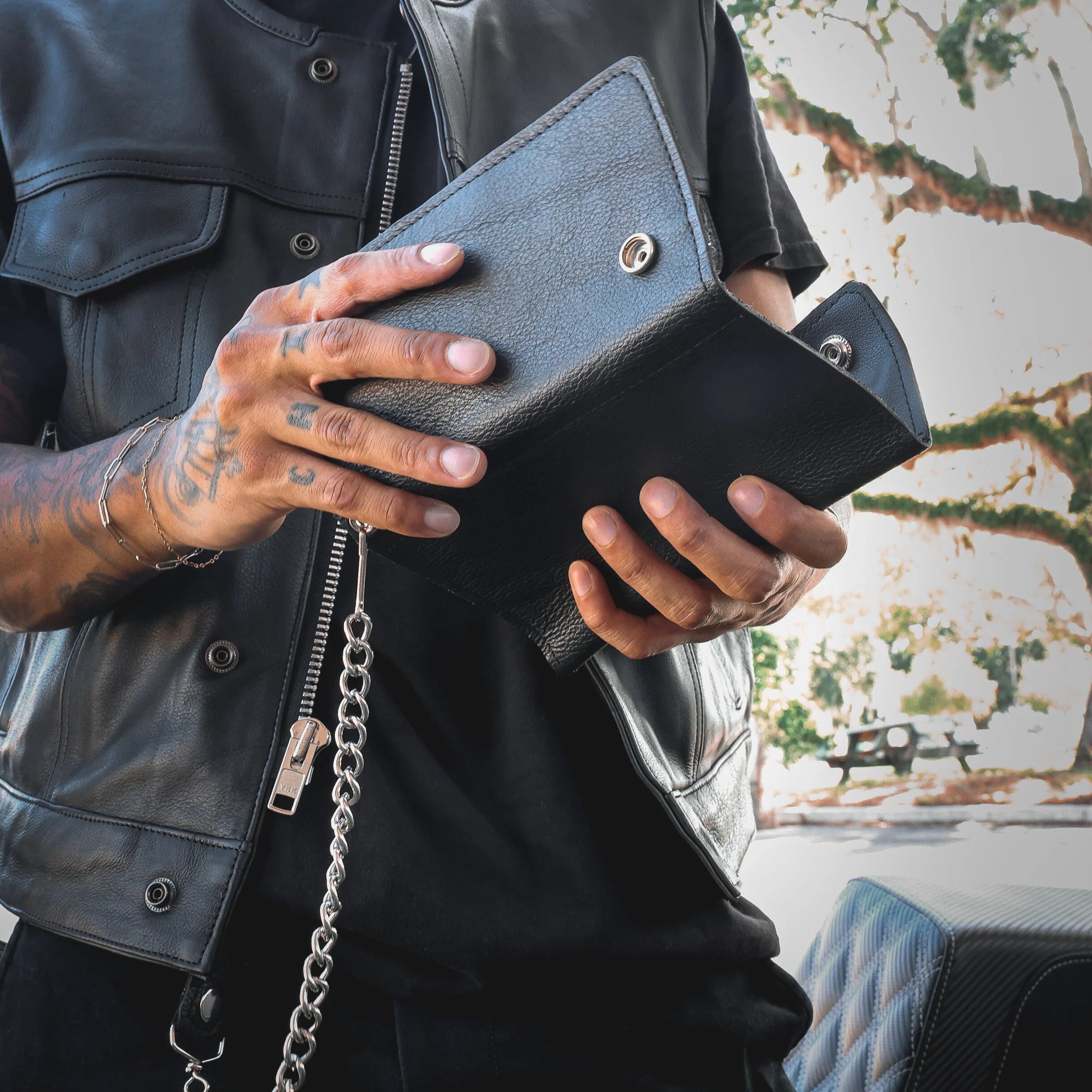 Open Road Men's Chain Trifold Leather Wallet - RFID Blocking Bifold Wallet for Men with Money Clip - Perfect for Travel, Business & Everyday Use