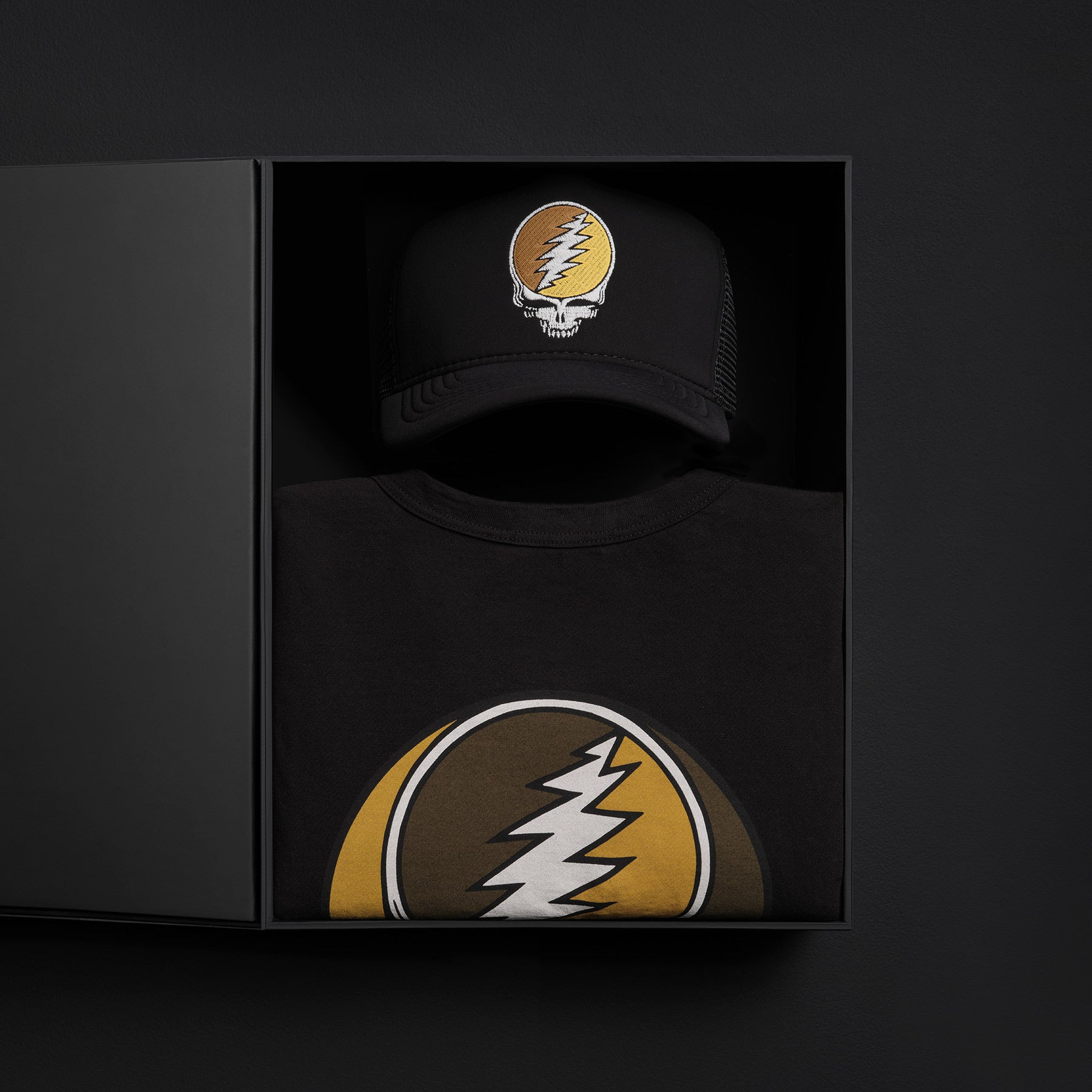 Grateful Dead Men's Short Sleeve T-Shirt & Trucker Hat Set - Black/Comet | Vintage Rock Band Merchandise for Concerts & Casual Wear