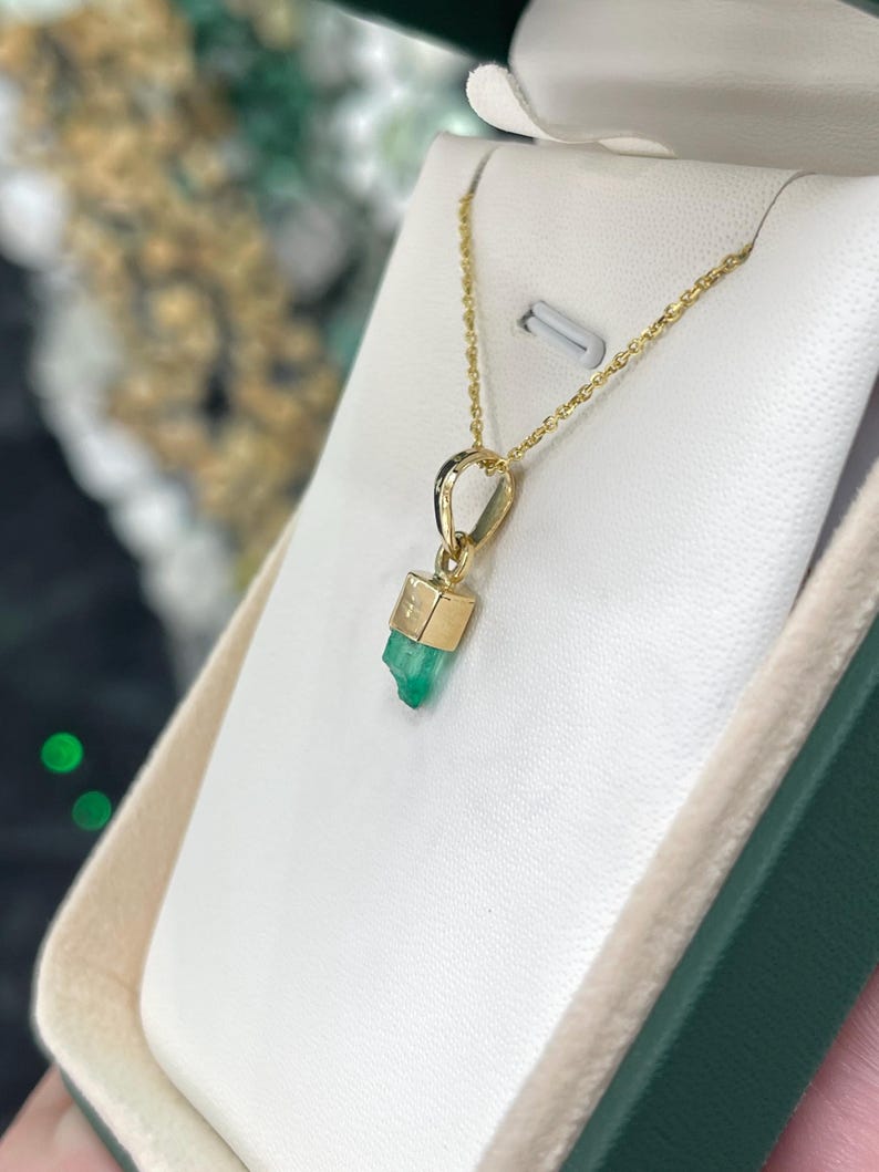 0.92 Carat 18K Gold Vivid Green Raw Colombian Emerald Pendant Necklace - Natural Gemstone Jewelry for Women, Gift for Her, Perfect for Weddings & Special Occasions
