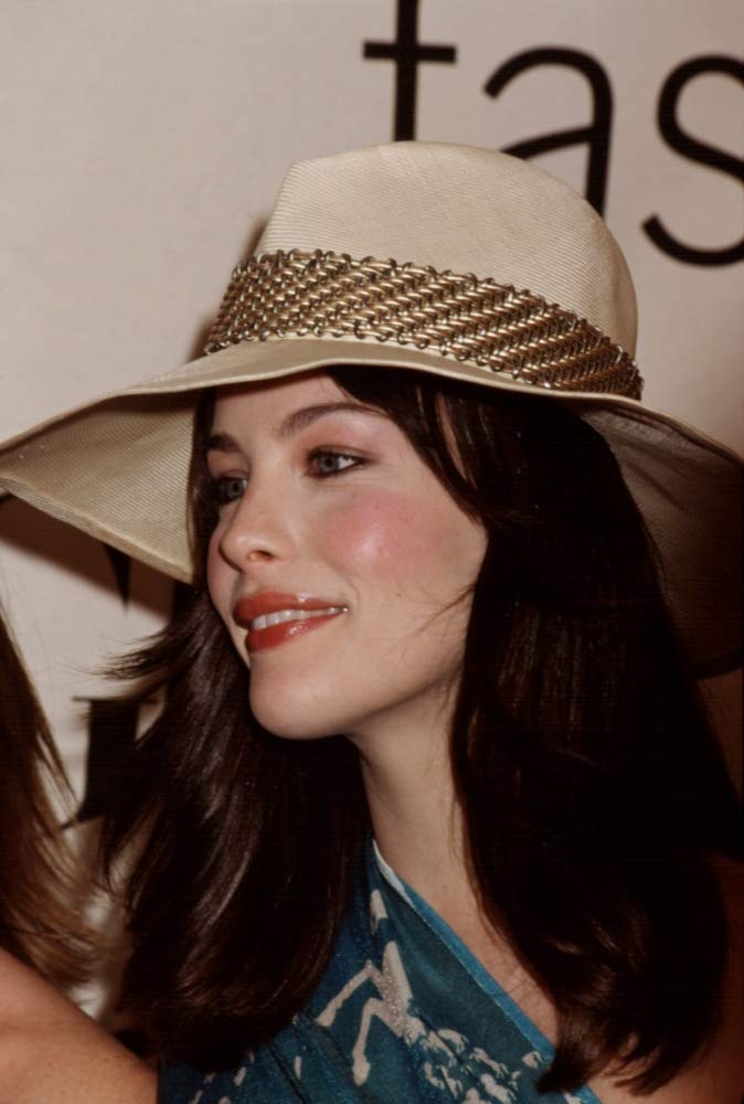 Liv Tyler at VH-1 Vogue Fashion Awards NY 2000 Poster Print (8x10) - Celebrity Wall Art for Home & Office Decor