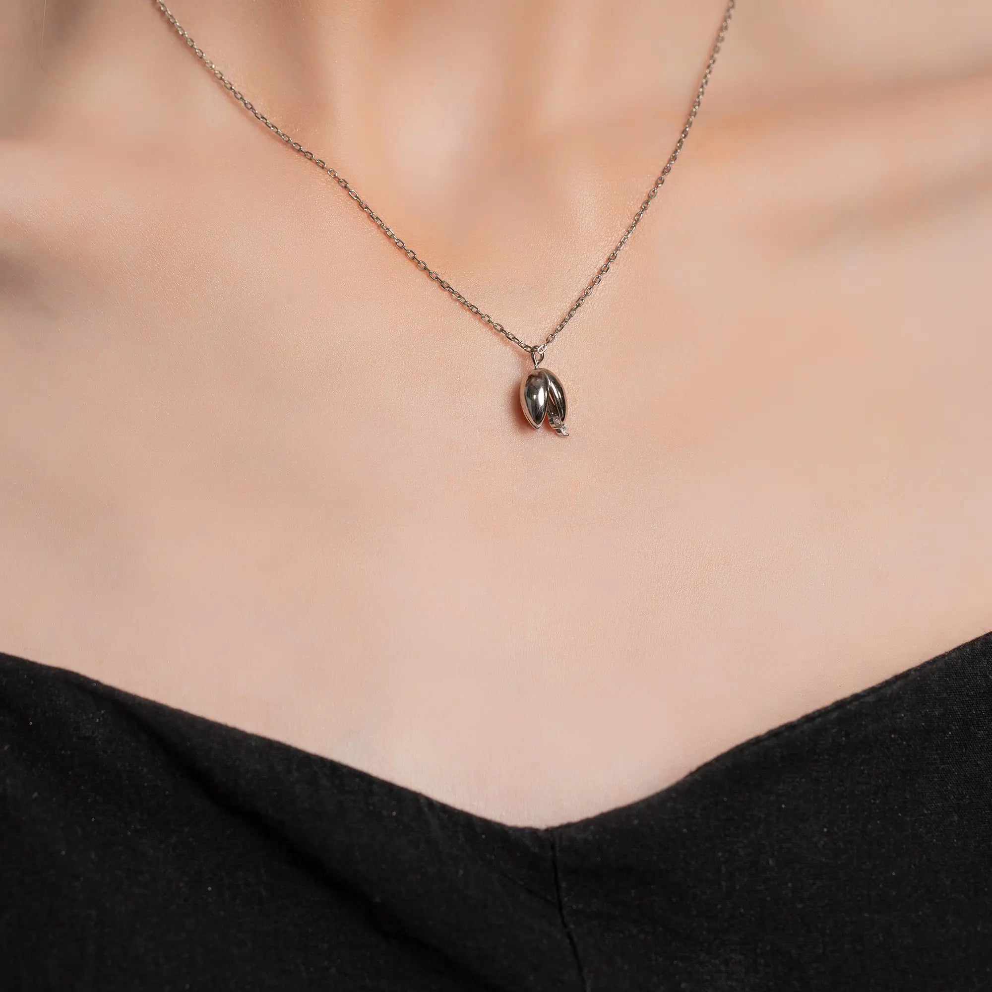 Elegant Tulip Flower Necklace for Women - Dainty Gold Pendant Jewelry Gift for Her - Perfect for Valentine's Day, Anniversary & Special Occasions