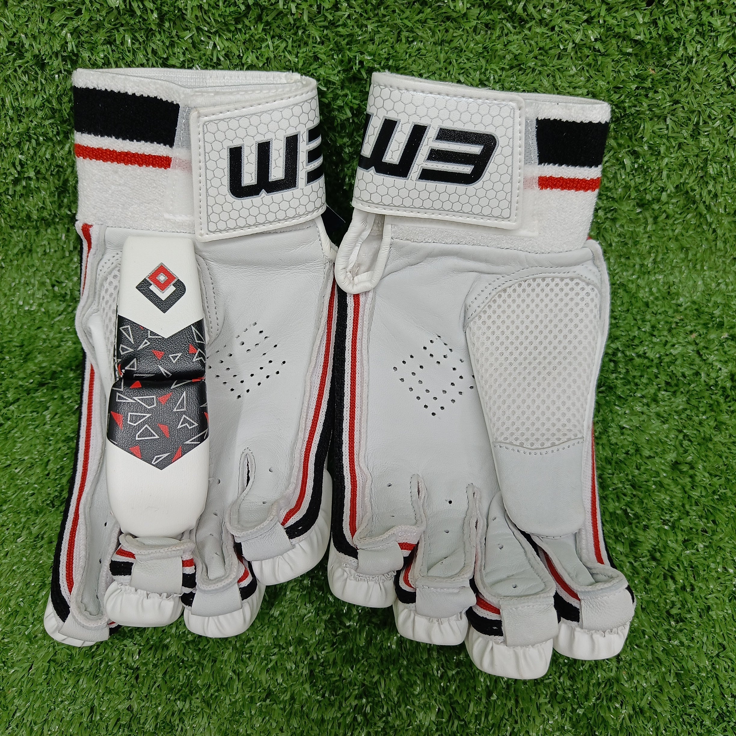 EM Quantum 5.0 Junior/Youth Cricket Batting Gloves - Lightweight Protective Gear for Young Players - Perfect for Practice & Matches
