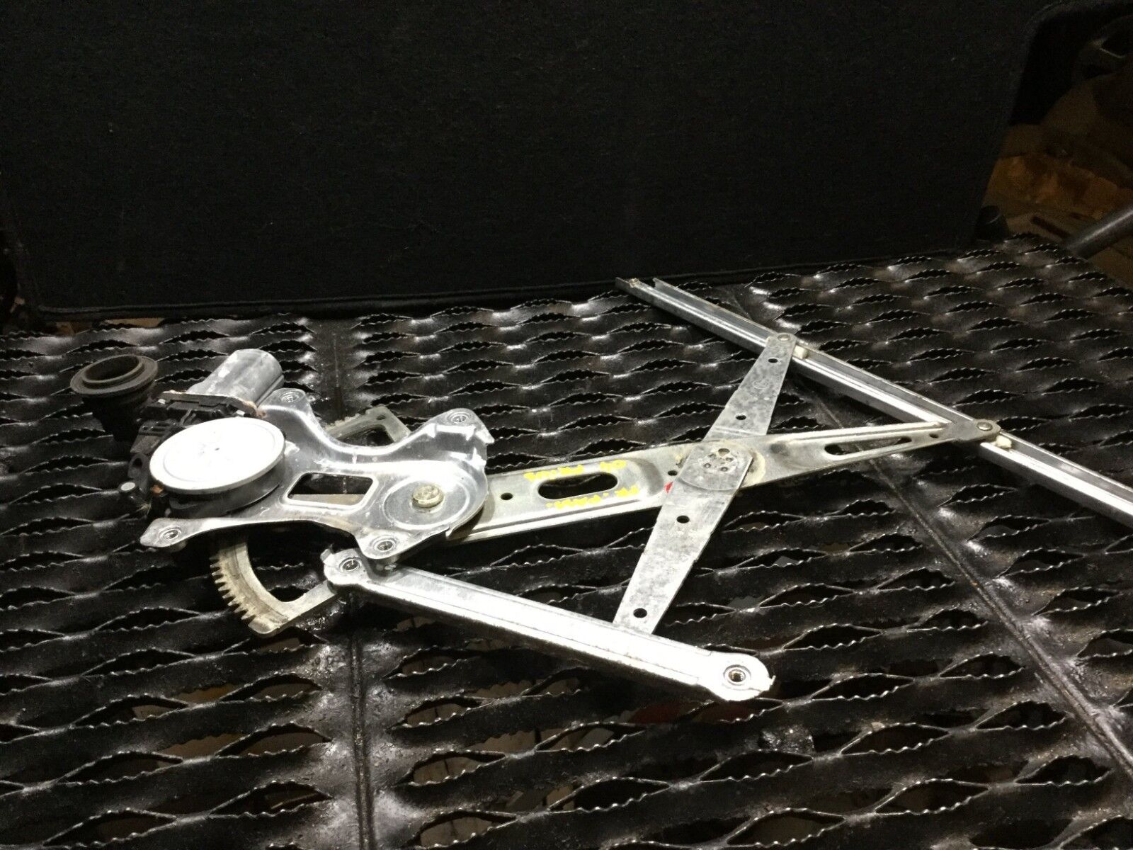 2005-2009 Toyota Prius Right Front Passenger Window Regulator & Motor Assembly - OEM Replacement Part for Smooth Power Window Operation - Perfect for DIY Repairs & Auto Maintenance