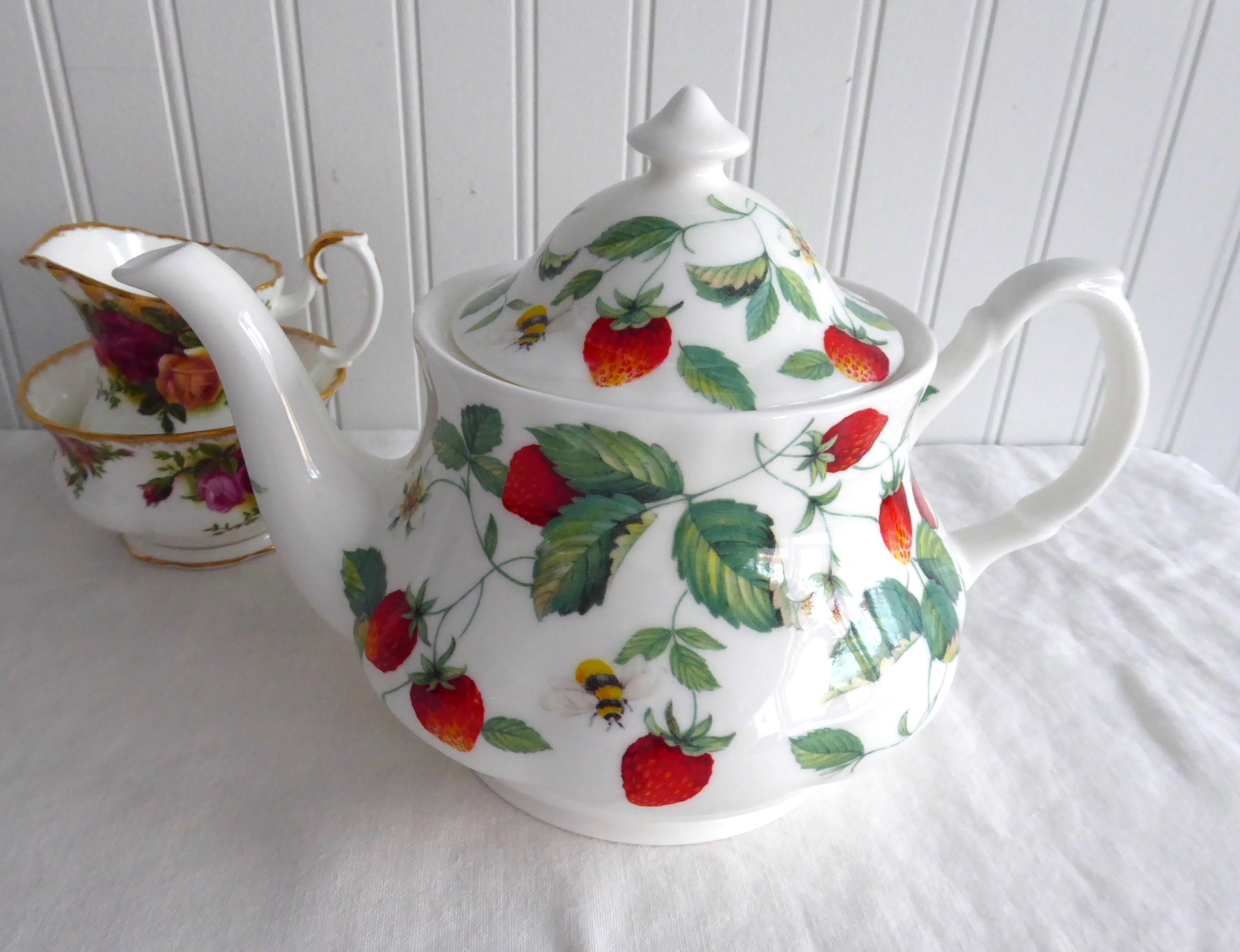 Roy Kirkham Alpine Strawberry Teapot - English Bone China Teapot with Floral Design, 6 Cup (40 oz) Capacity - Perfect for Afternoon Tea, Bridal Showers & Vintage Tea Party Decor