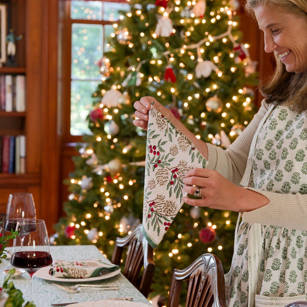 Festive Christmas Garland Apron - Holiday Kitchen Baking & Cooking Apron for Women & Men - Perfect for Christmas Decor, Baking, Cooking, and Holiday Parties