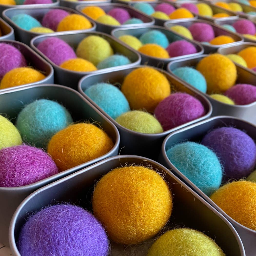 Happy Cat - 100% Organic Catnip Infused Felted Balls for Indoor Cats - Fun Interactive Cat Toys for Playtime & Stress Relief - Gift Tin with 6 Balls - Perfect for Kittens & Adult Cats