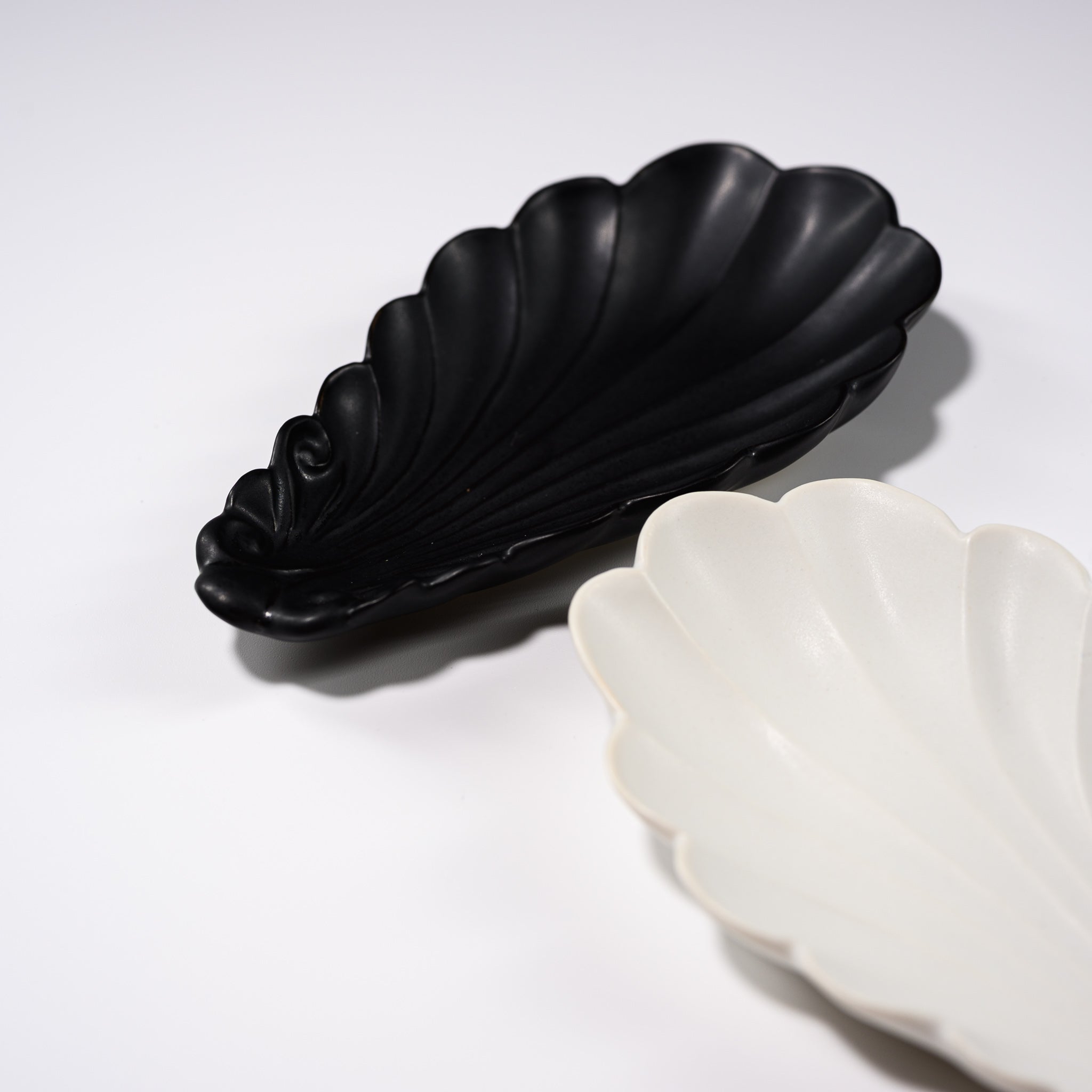 Handmade Usukiyaki Small Dish - Japanese Ceramic Shell-Shaped Soy Sauce Plate for Sushi, Sashimi & Asian Cuisine | Perfect for Home Dining & Gift Giving