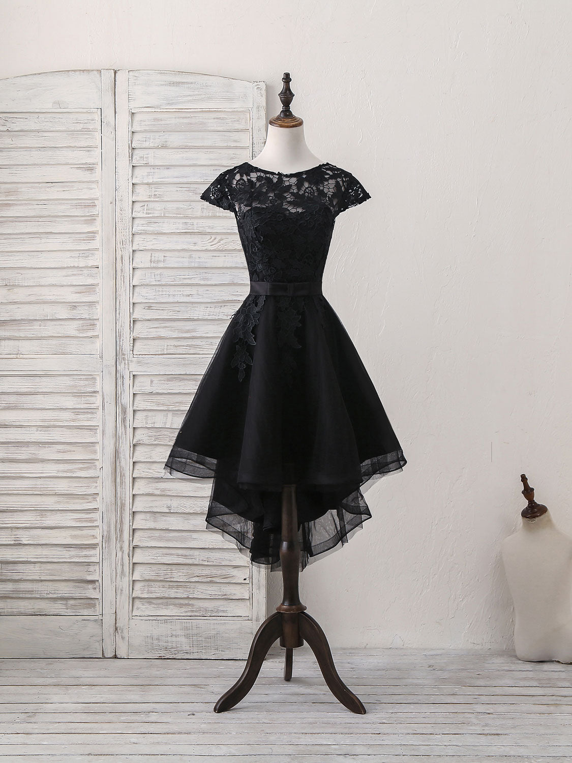 Elegant Black Round Neck Tulle Lace Applique Short Prom Dress | Homecoming Party Dress for Women | Perfect for Prom Night, Homecoming Dance & Special Occasions