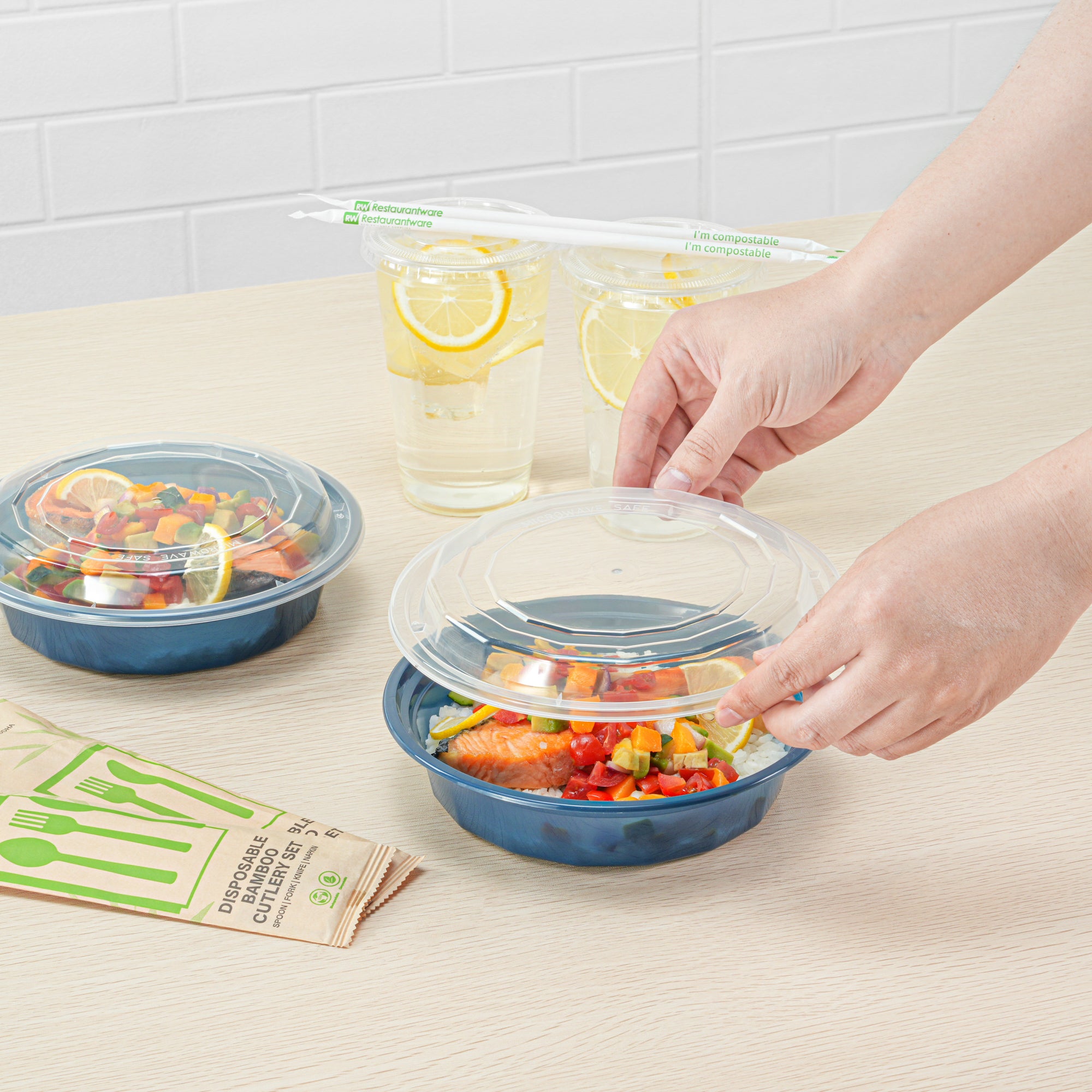 24 oz Round Midnight Blue Plastic Food Storage Containers with Clear Lids - Microwave Safe, 7.25