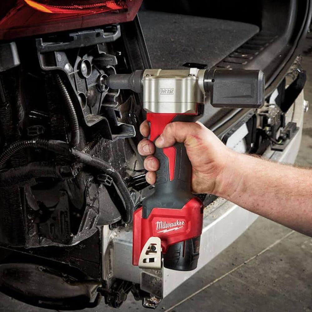 Milwaukee M12BPRT-201X Pop Rivet Tool Kit - Cordless Rivet Gun with Battery & Charger - Perfect for Metalworking, Automotive Repairs & DIY Projects