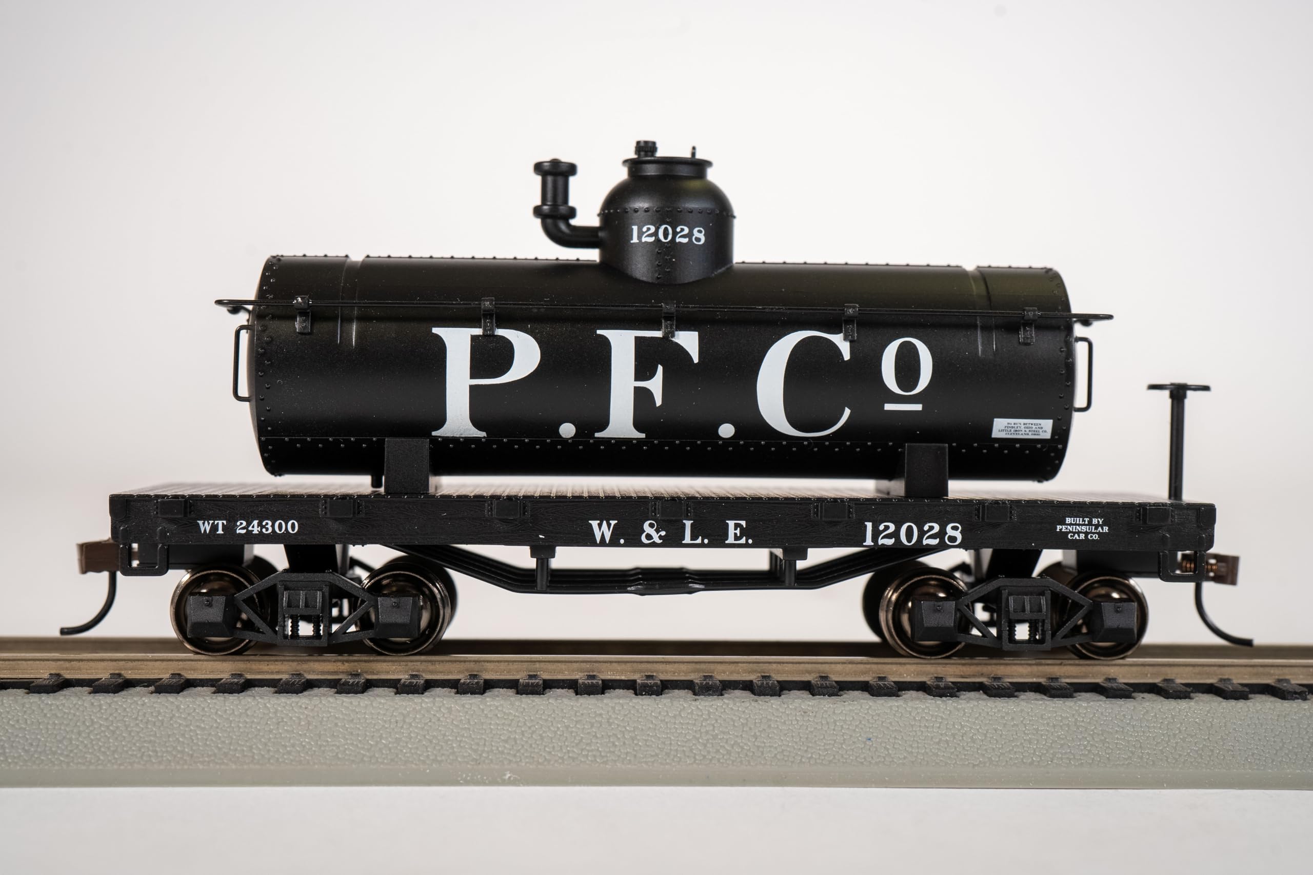 Bachmann Trains HO Scale Old-Time Tank Car - Wheeling & Lake Erie #129 Silver - Model Railroad Collectible for Train Enthusiasts & Diorama Scenes