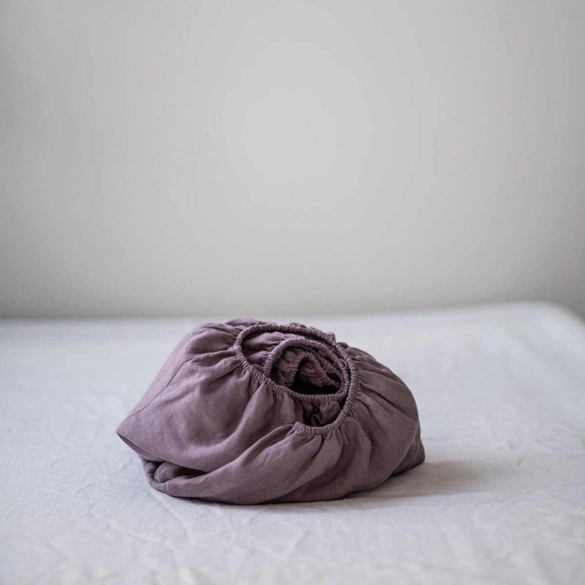 Premium 100% Linen Fitted Sheet in Dusty Lavender - Queen Size, Breathable & Hypoallergenic Bedding for Comfortable Sleep - Perfect for Master Bedroom, Guest Room & Vacation Homes