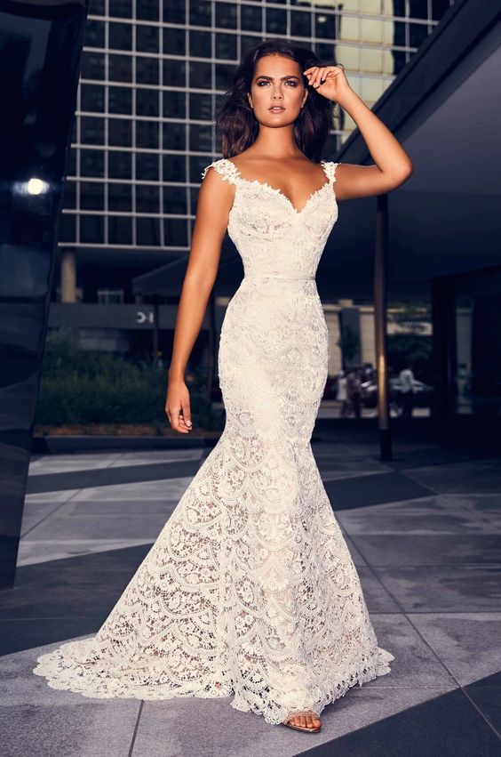 Paloma Blanca 4840 Sample Wedding Gown - Elegant Lace Bridal Dress for Church Ceremony & Romantic Beach Weddings