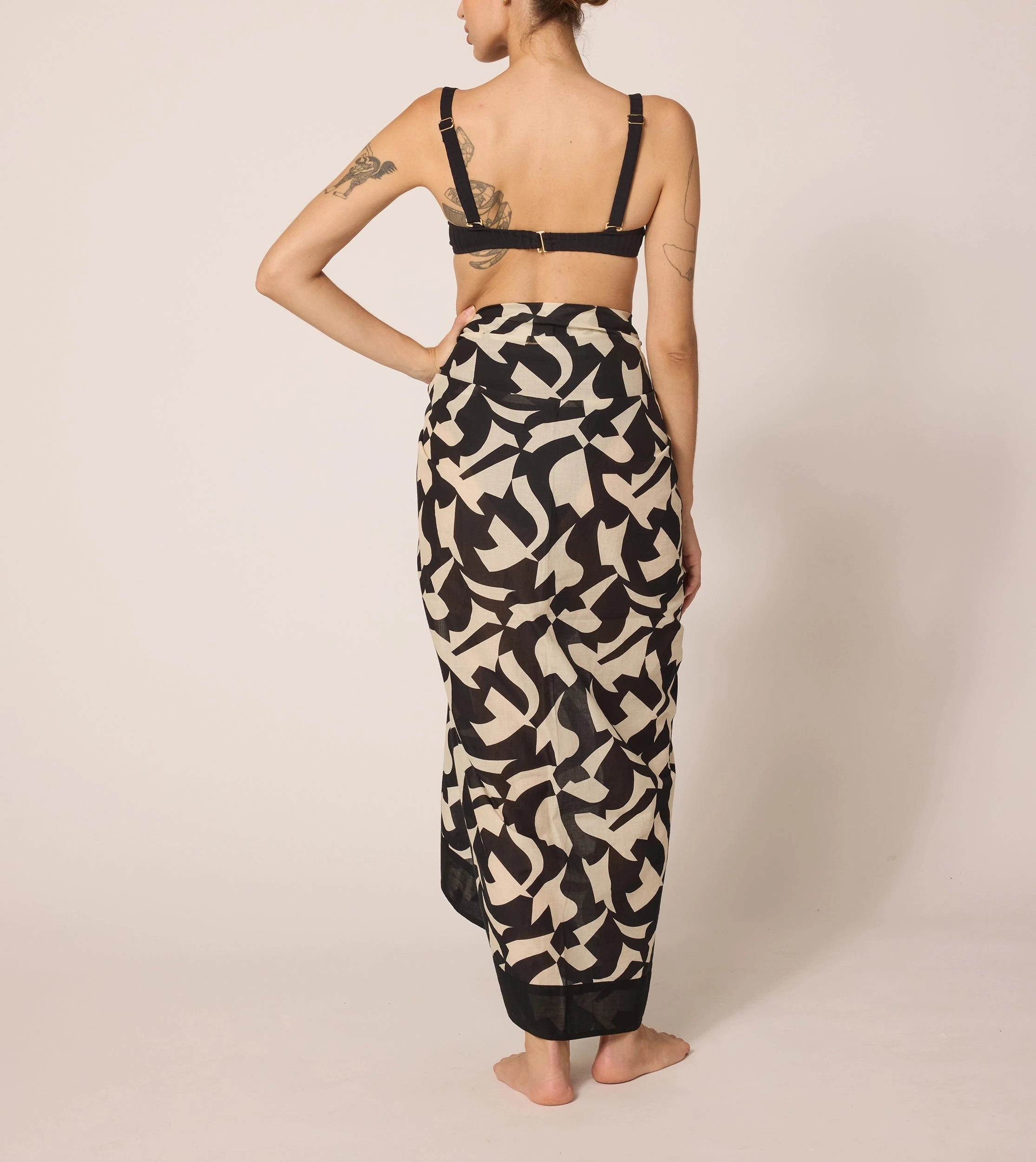 Osaria Black/White Sarong - Stylish Beach Cover-Up for Women | Perfect for Poolside, Vacation & Summer Outfits