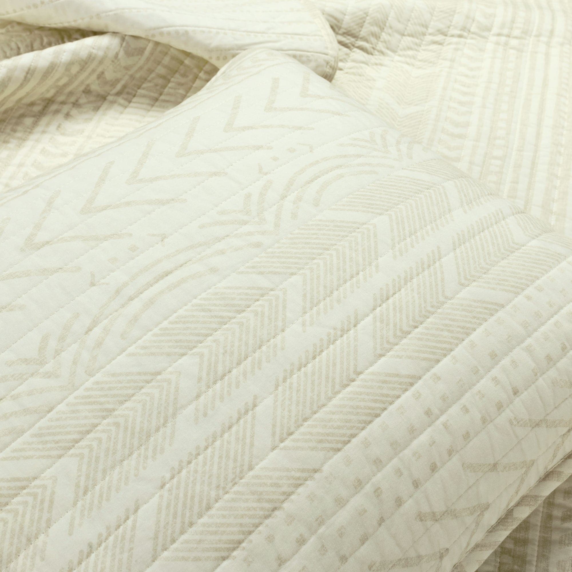 Cozy Hygge Geo Quilt 3-Piece Bedding Set - Soft Geometric Pattern Comforter with Matching Pillow Shams - Perfect for Bedroom, Guest Room & Dorm Decor
