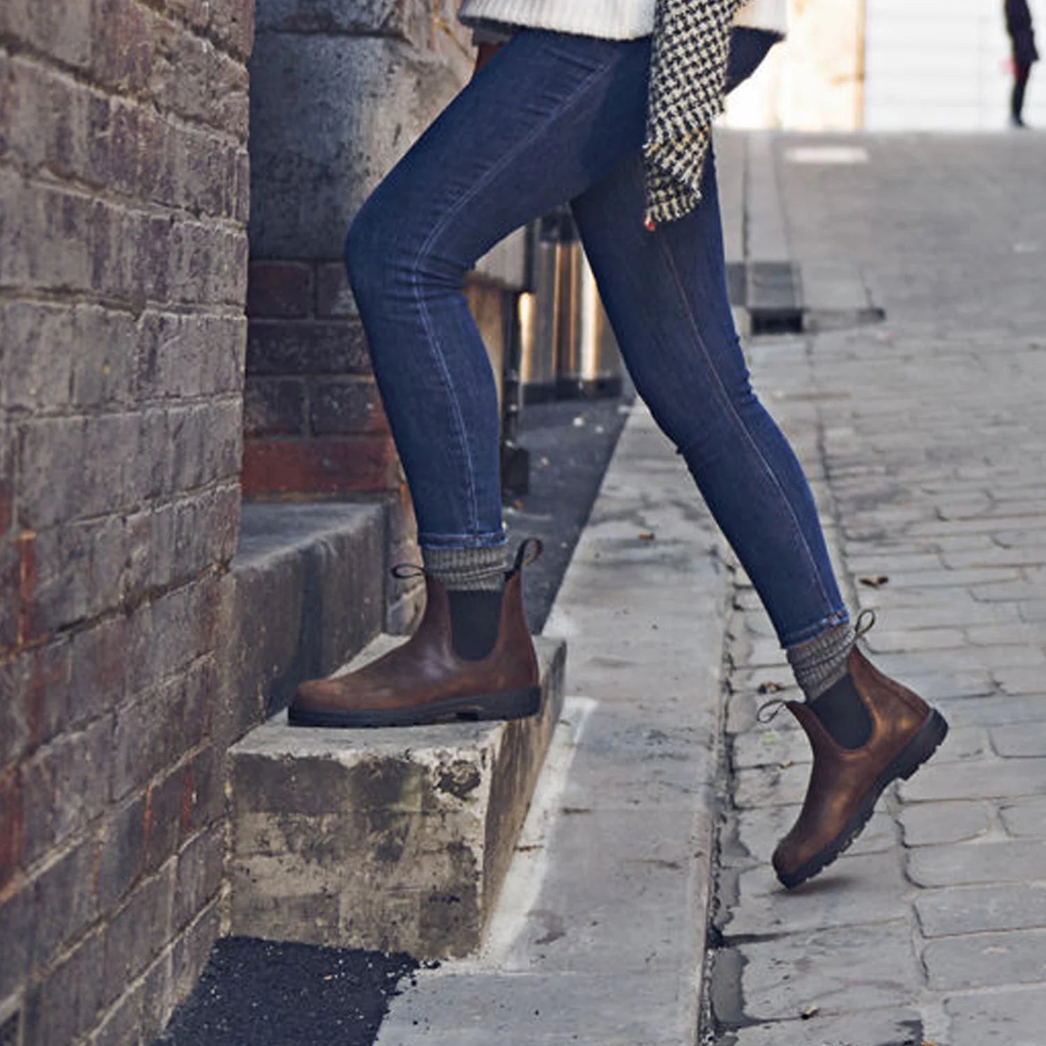 Blundstone 1609 Classic Chelsea Boots - Antique Brown Leather Work Boots for Men & Women | Waterproof, Comfortable & Durable for Outdoor, Work & Casual Wear