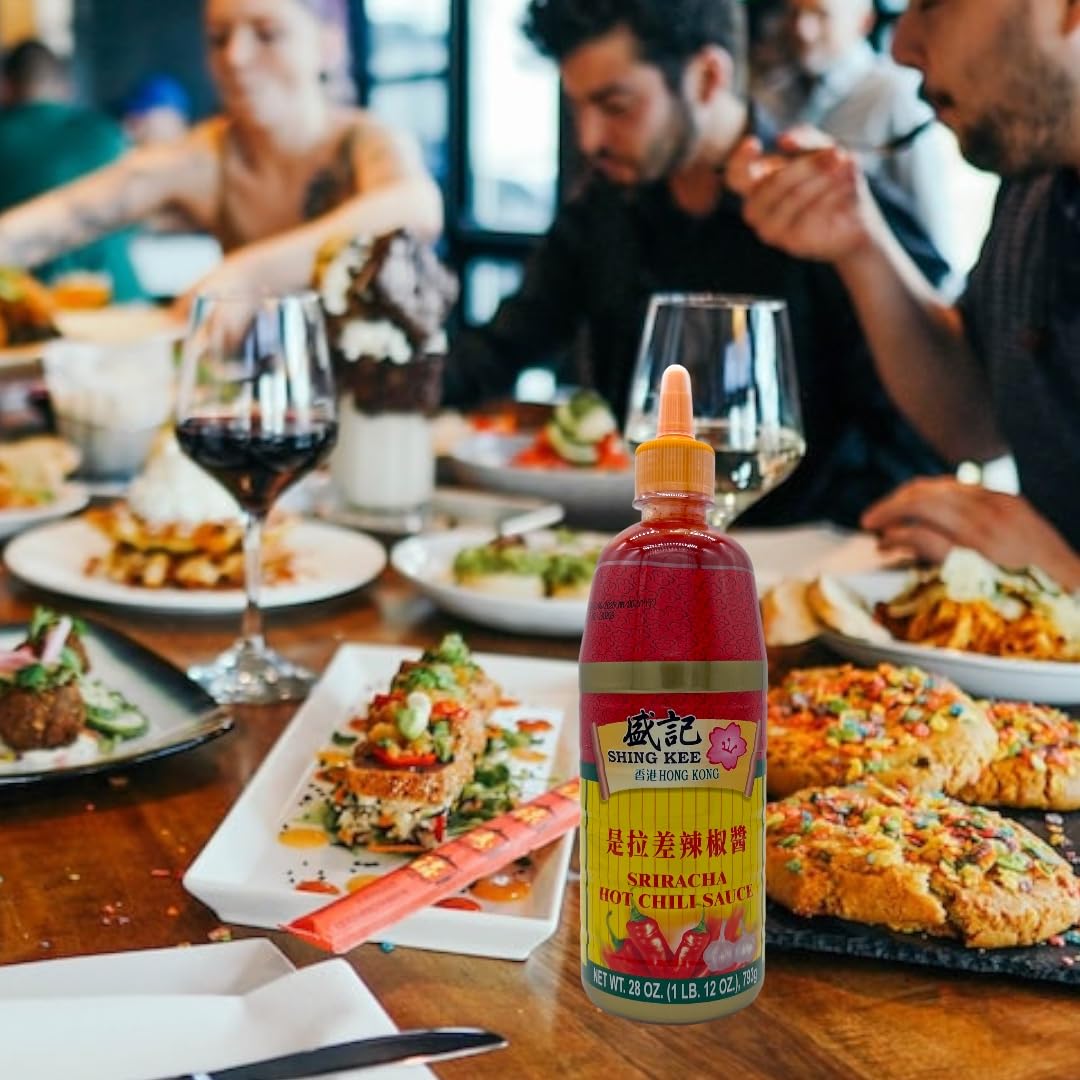Shing Kee Sriracha Hot Chili Sauce - 28 oz (830ml) Large Bottle, Spicy Thai Chili Garlic Sauce for Cooking, Stir Fry, Pho, Noodles & Dipping - Perfect for Asian Cuisine & Hot Sauce Lovers