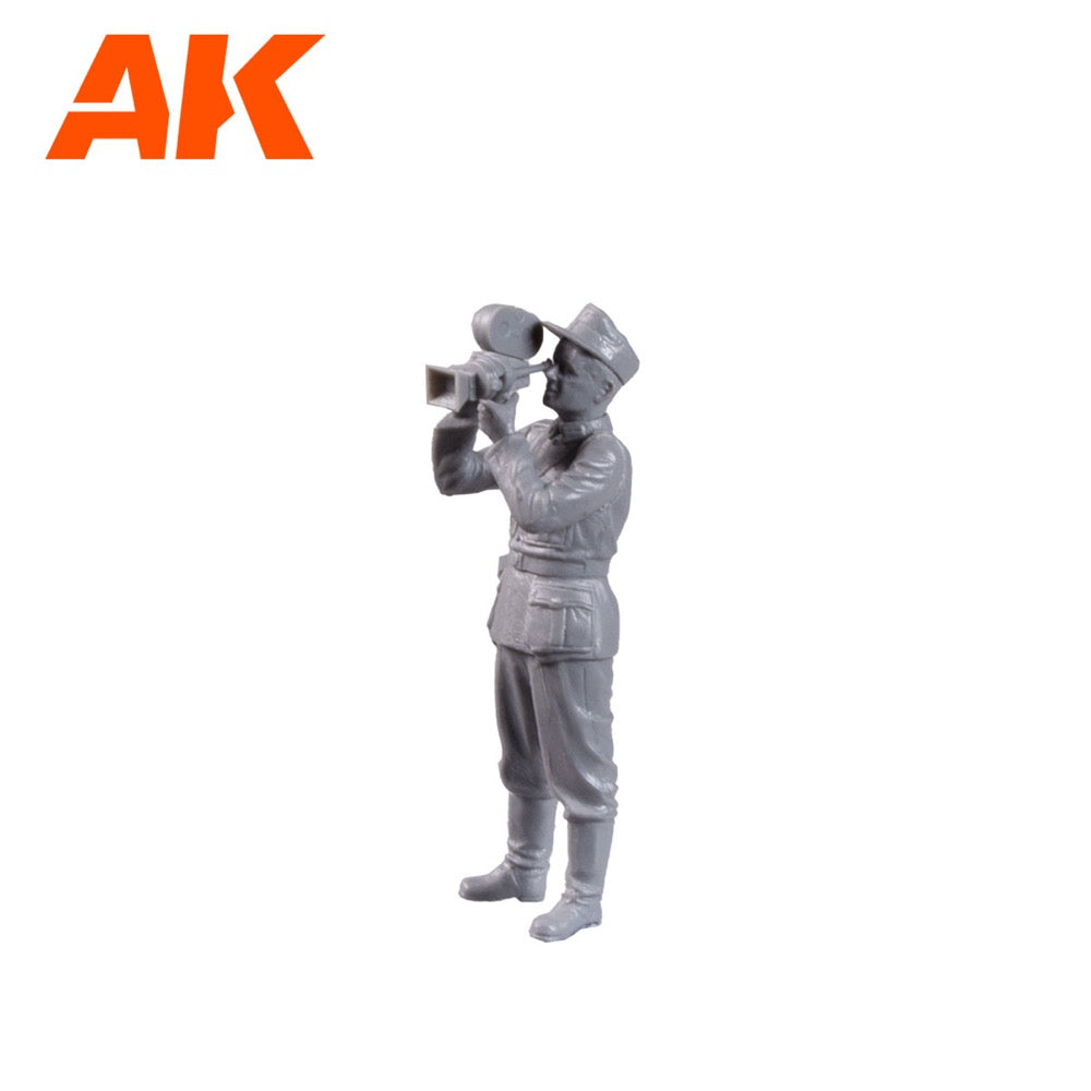 AK Interactive 35015 1/35 Scale Photographers from Different Historical Eras - Perfect for Model Train Scenes & Diorama Displays