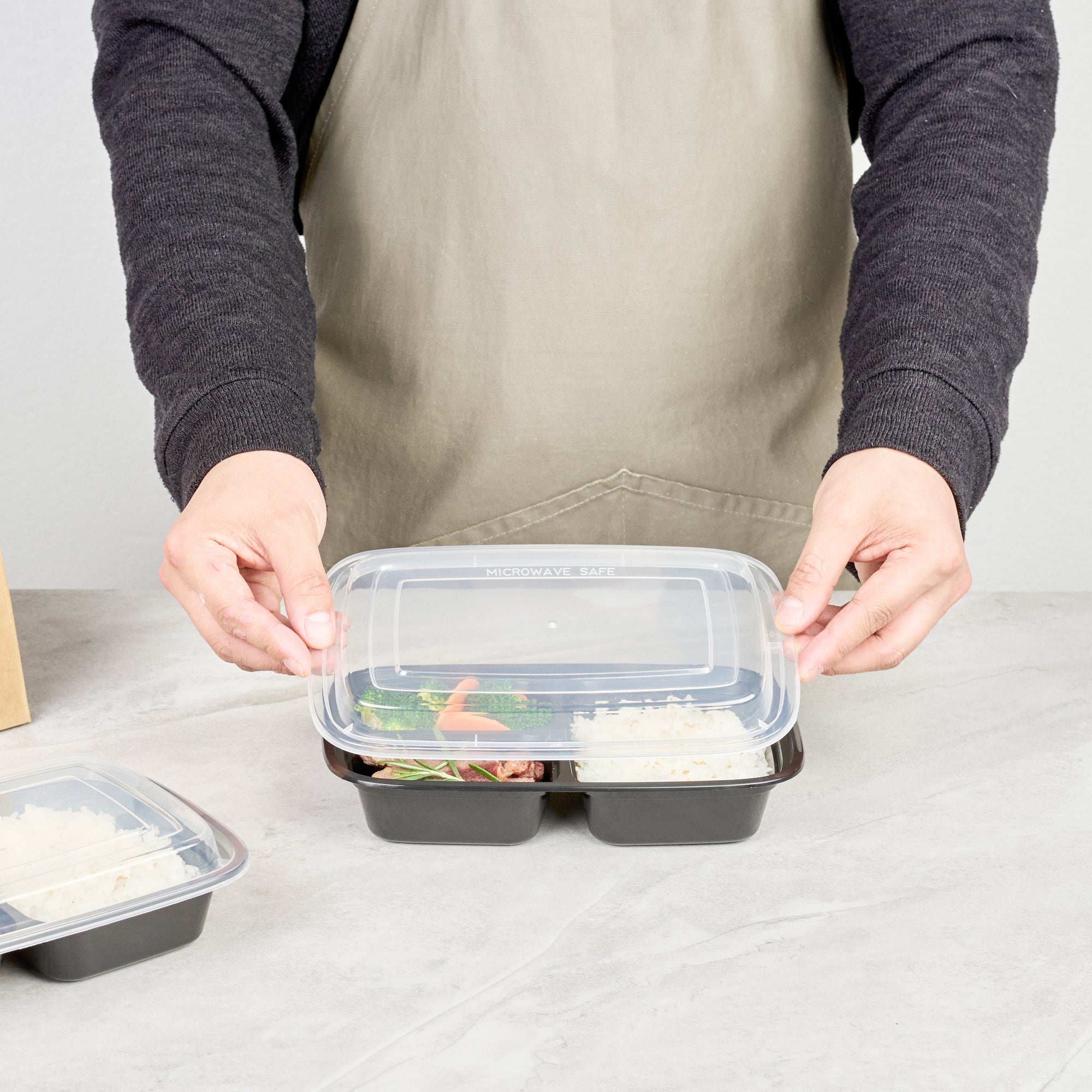 26 oz Black 3-Compartment Plastic Food Storage Containers with Clear Lids - Microwave Safe, 8.75