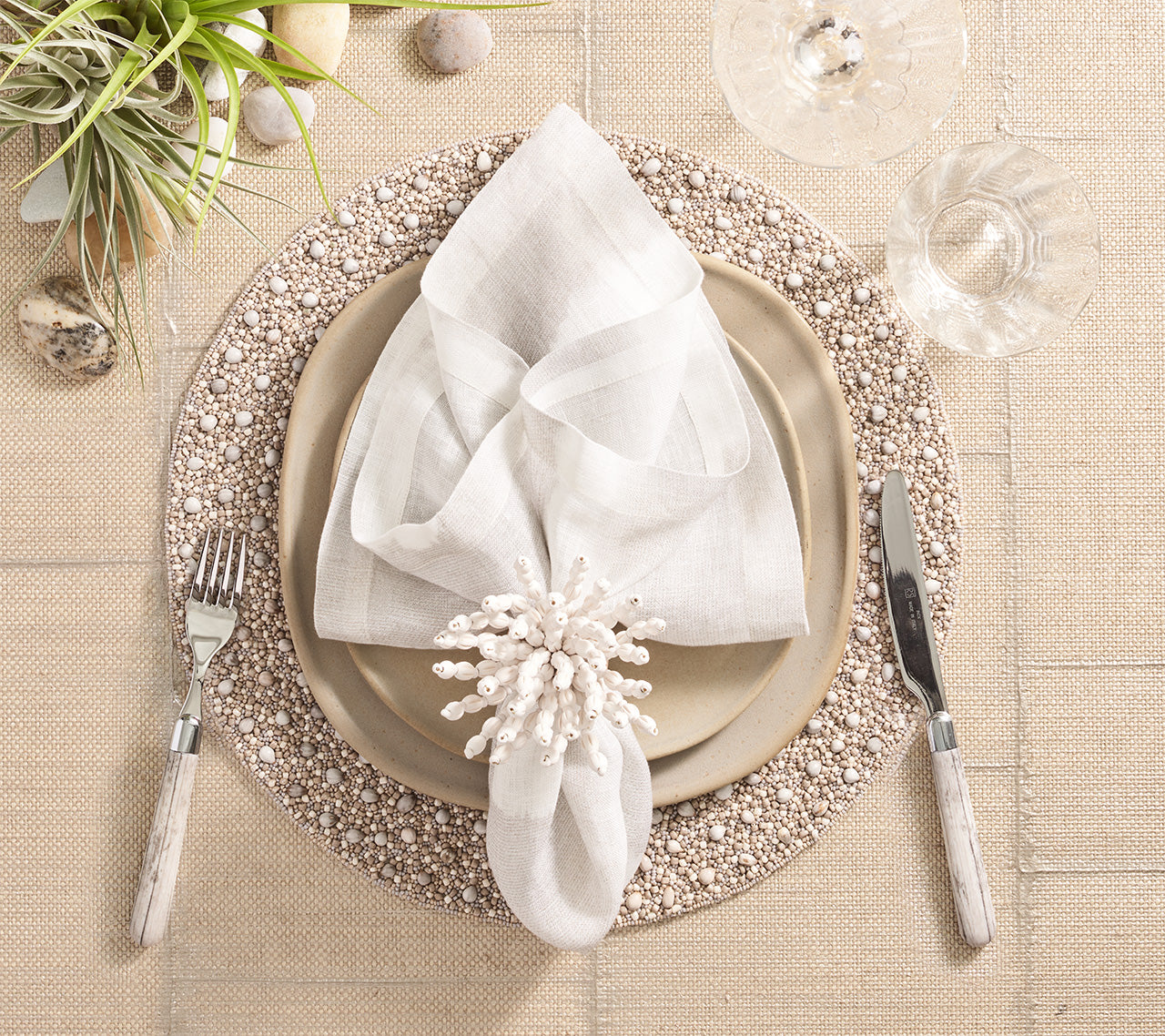 Elegant Reed Napkin Rings Set of 4 - Rustic Table Decor for Wedding, Dinner Party & Holiday Place Settings - Natural Woven Placemat Rings for Stylish Dining Table Accessories