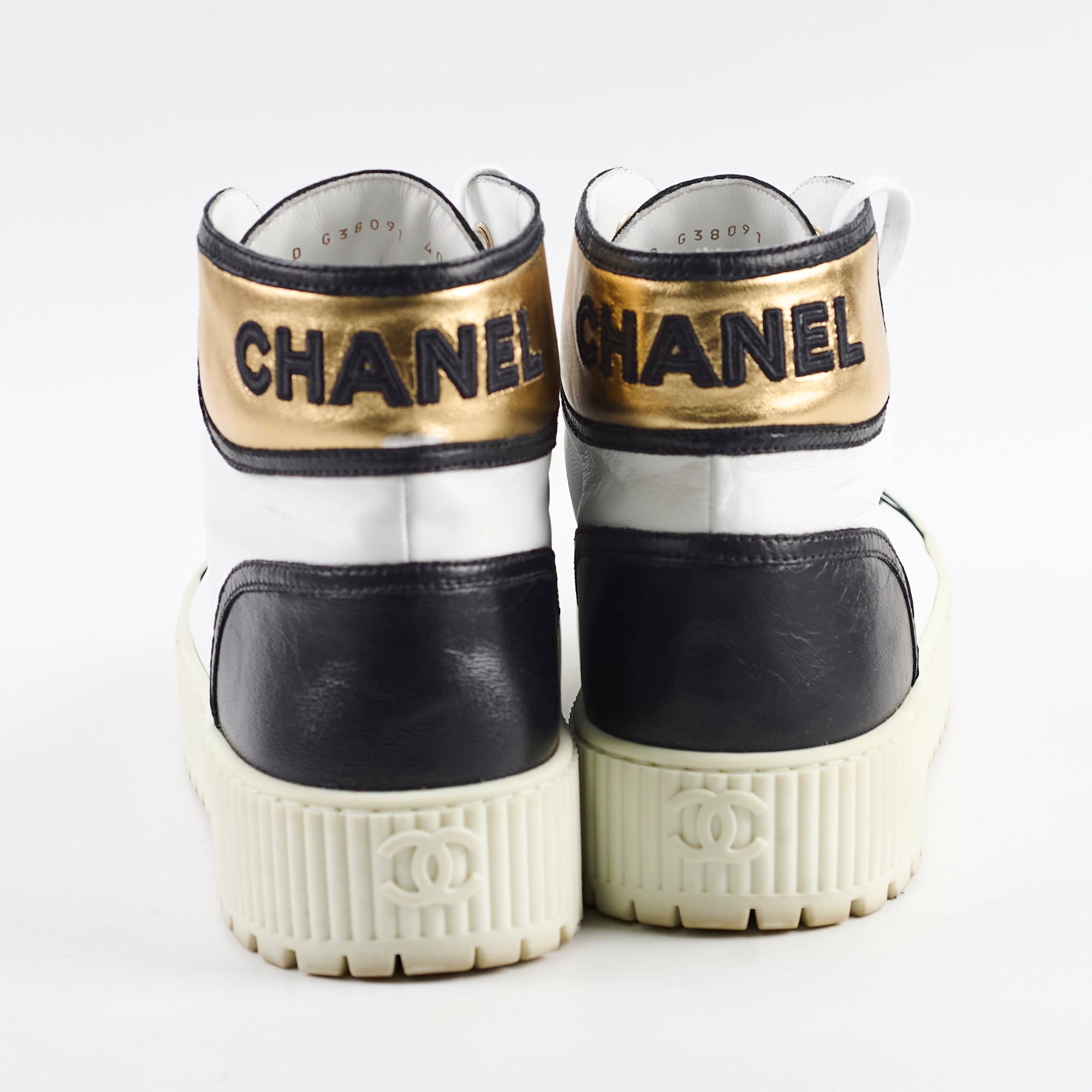 Chanel Black & White Calfskin Cap Toe Lace-Up Boots Size 40.5C - Luxury Women's Ankle Boots for Office, Party & Evening Wear