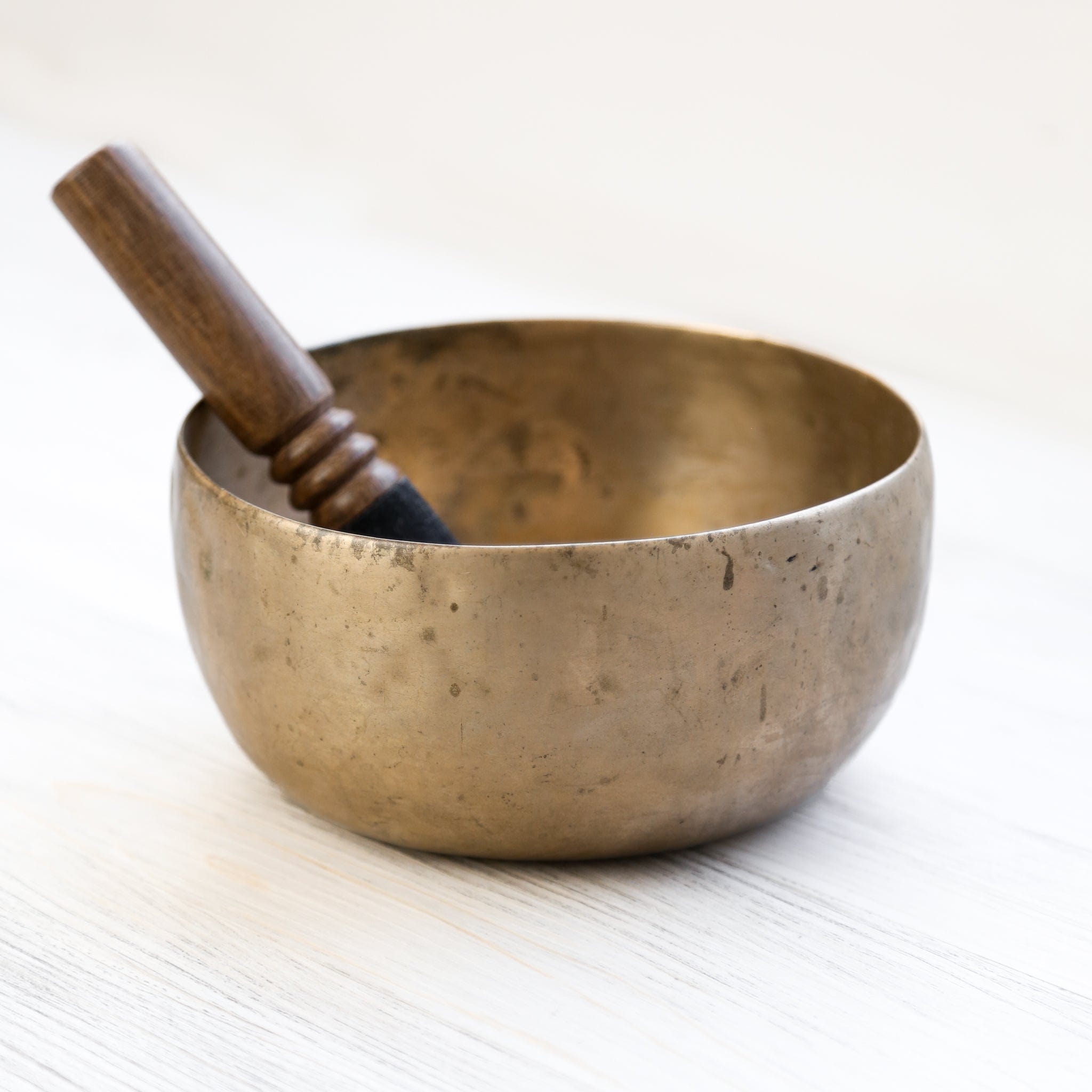 Antique Singing Bowl for Solar Plexus Chakra Healing - 164 Hz Tibetan Meditation Instrument for Yoga, Sound Therapy & Spiritual Balance