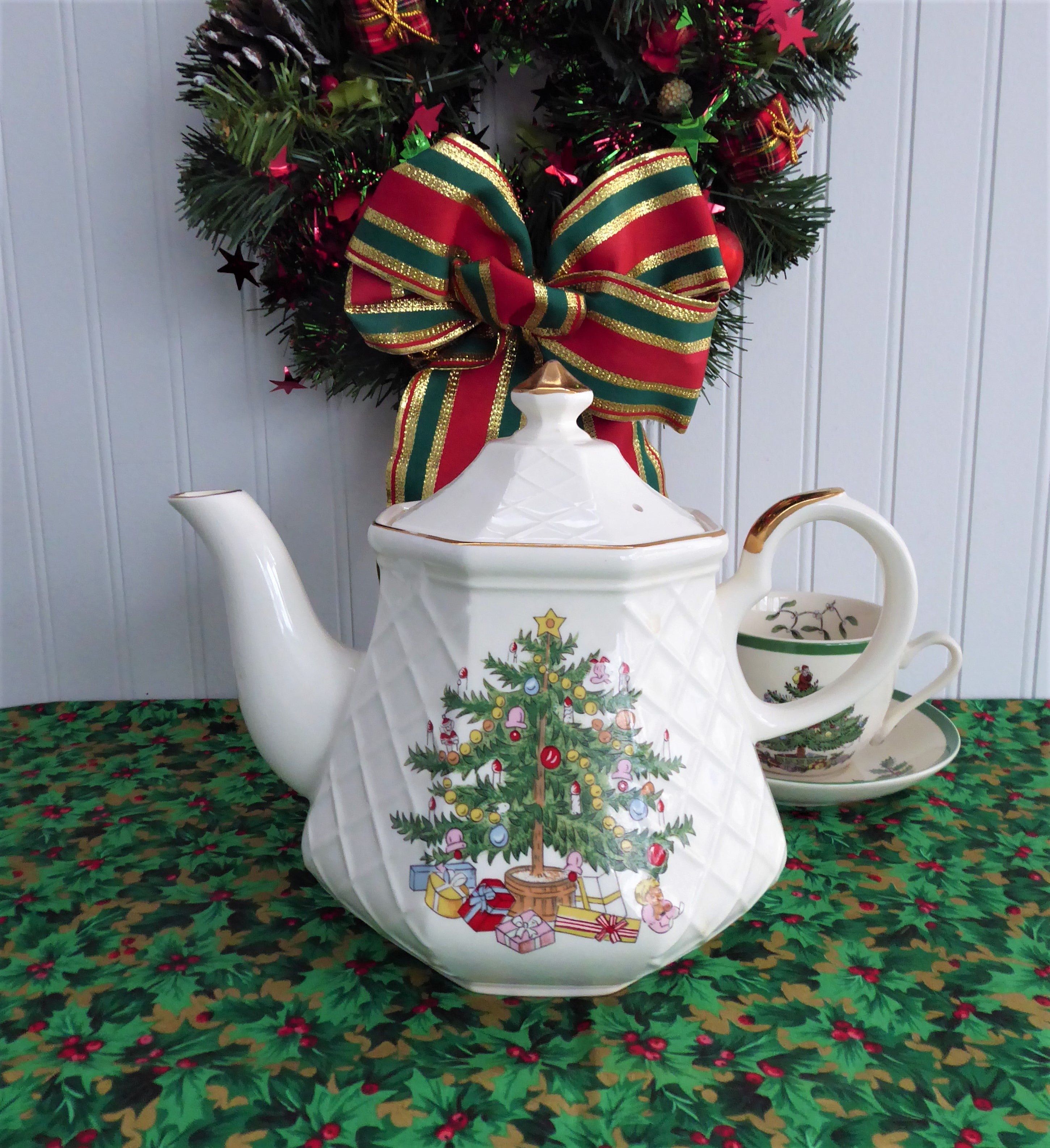 Vintage 1970s Christmas Tree Teapot - Large Holiday Tea Pot for Festive Tea Parties & Cozy Winter Gatherings