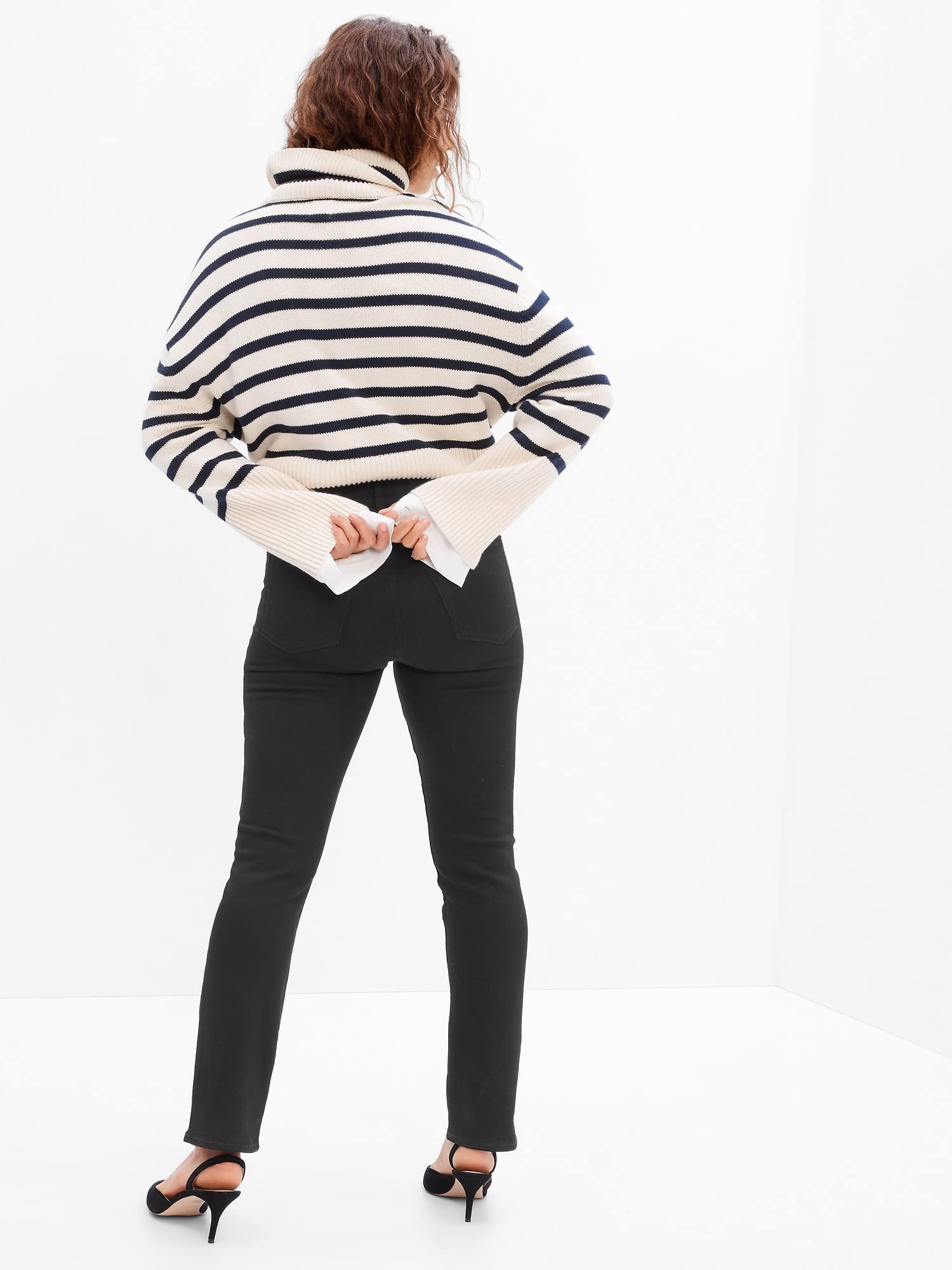 GAP Women's Classic Straight Fit Denim Jeans - High Waist Comfort Stretch Jeans for Casual Wear & Everyday Outfits | Perfect for Work, Shopping and Weekend Style