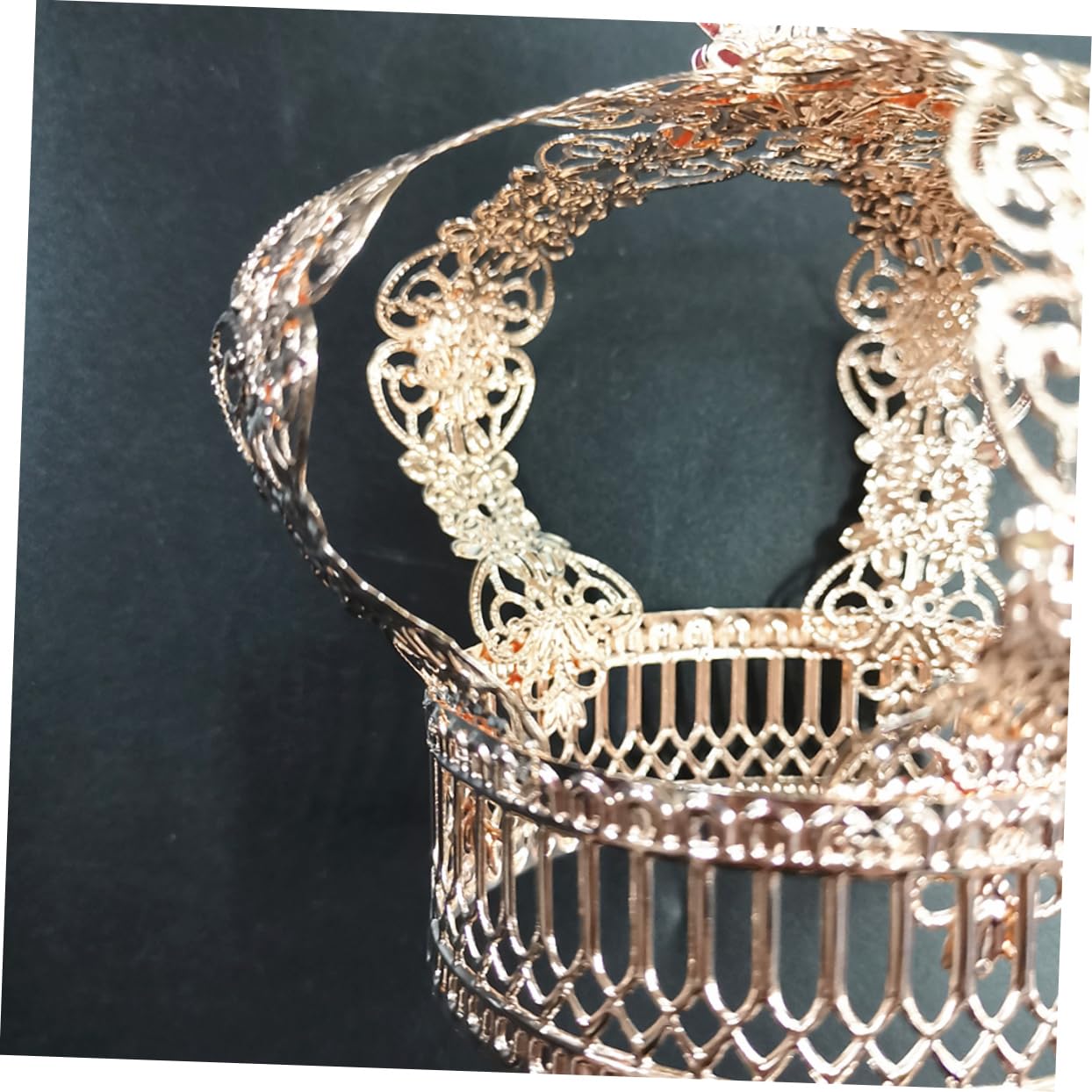 OSALADI Gold Crown Cake Topper - Elegant Metal Cake Decor for Birthday & Christmas Celebrations - Perfect for Royal-Themed Parties, Wedding Cakes, and Special Occasion Desserts