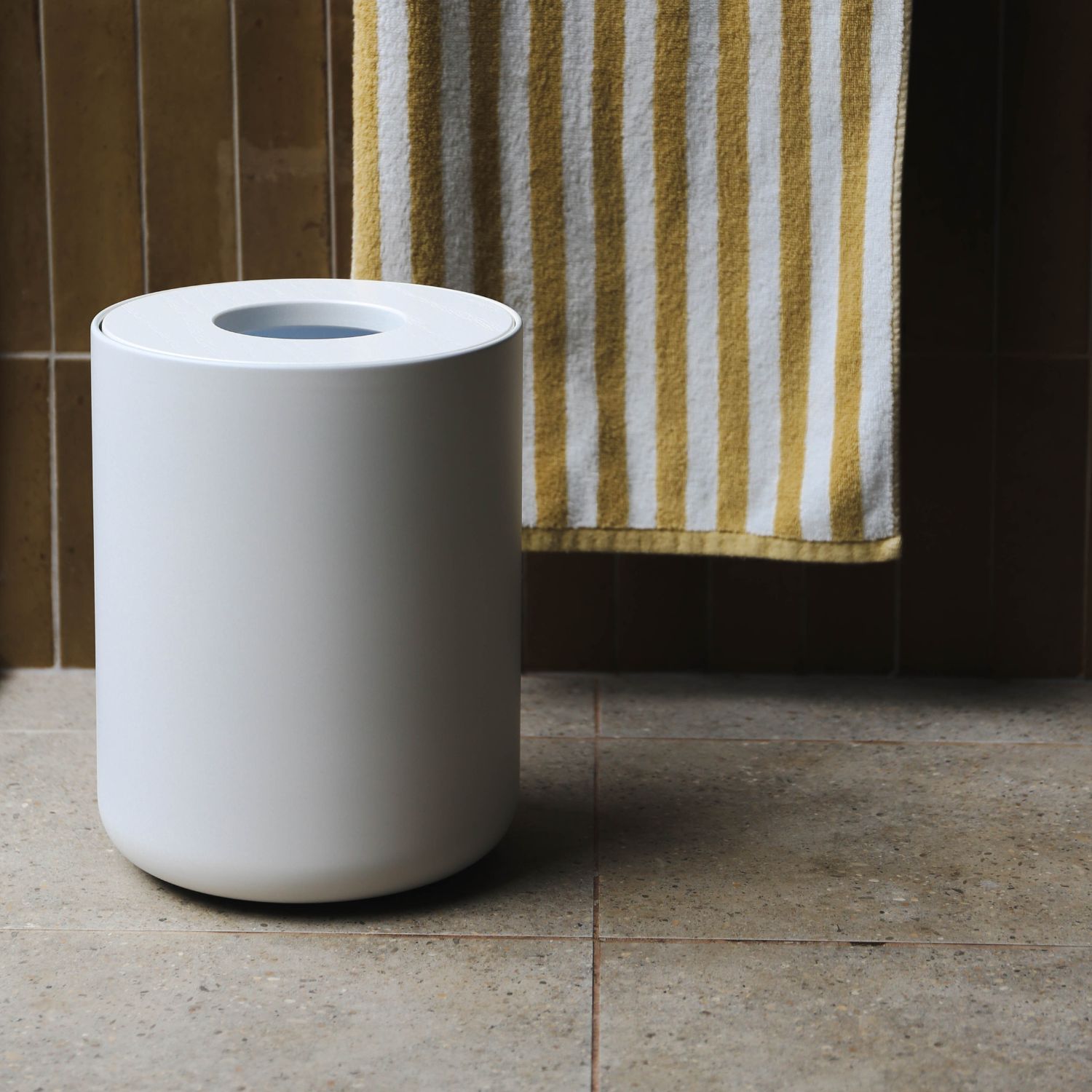 DESIGNSTUFF Round Trash Can - White, 10 Gallon Small Wastebasket for Bathroom, Bedroom, Office & Kitchen | Durable Plastic Bin with Lid