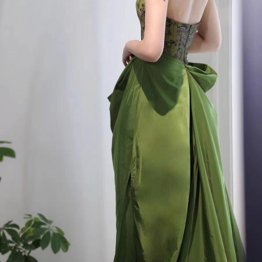 Elegant Green Strapless A-Line Satin Prom Dress - Vintage 1960s Style Evening Gown for Formal Events, Homecoming & Special Occasions