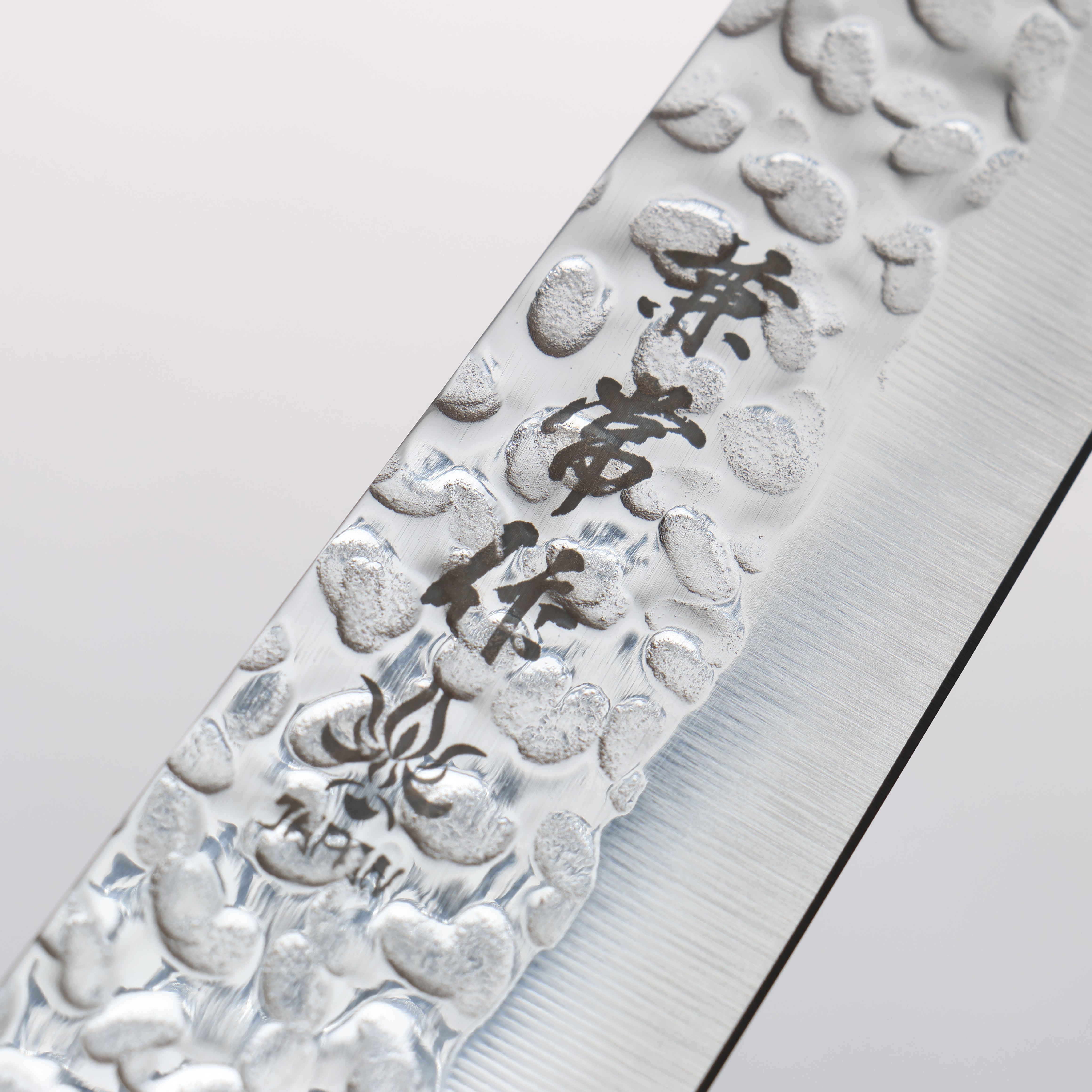 Kanetsune DSR 1K6 Hammered Sujihiki Knife 240mm - Japanese Chef Knife with Red Pakkawood Handle - Perfect for Slicing Meat, Sushi & Precision Cutting