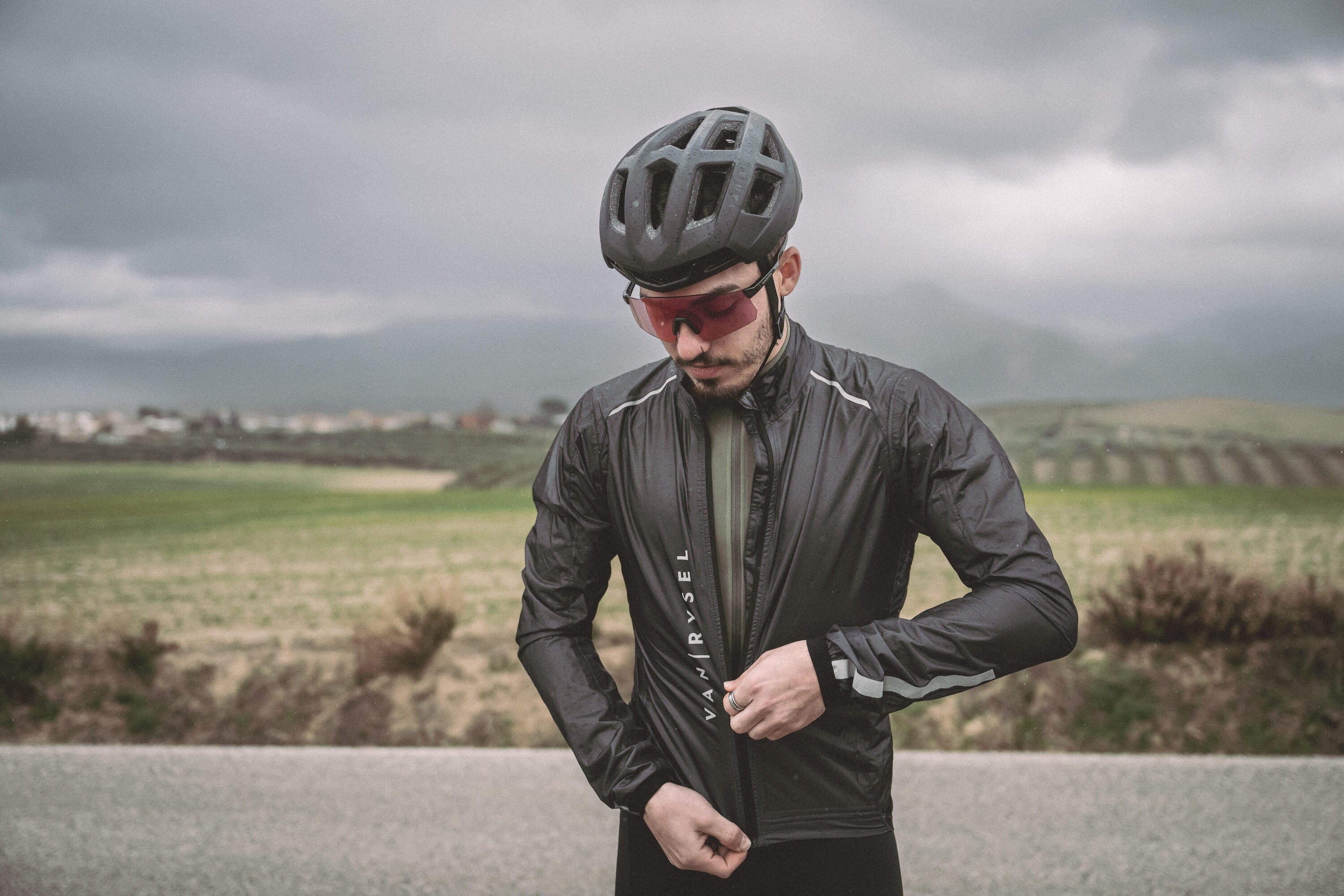 Van Rysel Men's Ultralight Waterproof Cycling Jacket - Breathable Windproof Bike Jacket for Outdoor Riding & Commuting - Perfect for Road Biking, Mountain Cycling & All-Weather Training