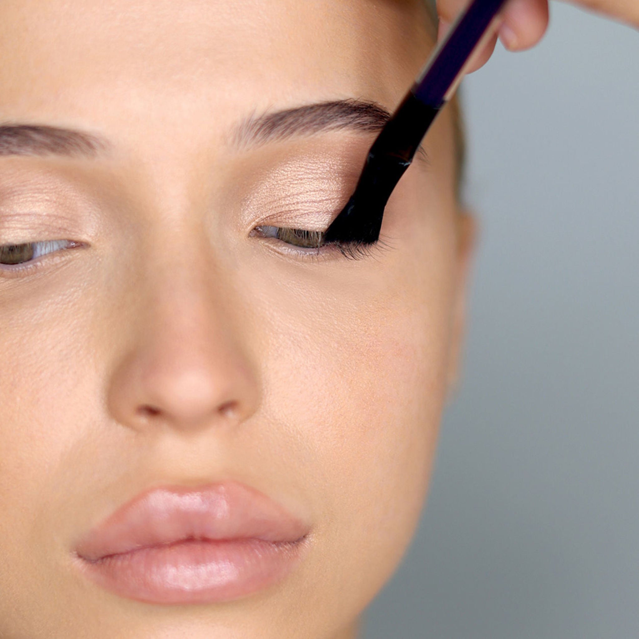 Angled Fan Mascara Brush - Professional Makeup Tool for Voluminous Lashes | Perfect for Everyday Use & Special Occasions