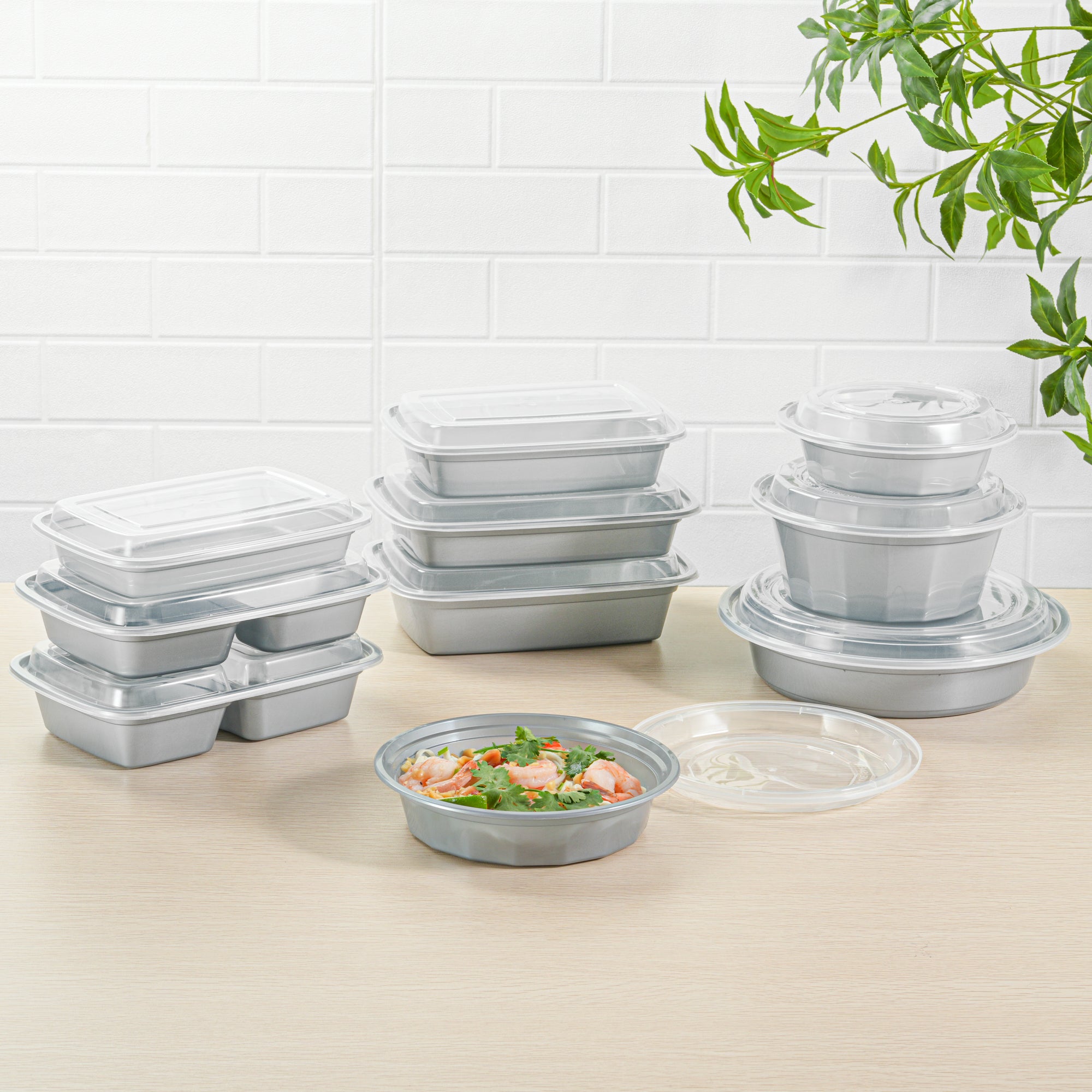 24 oz Round Silver Plastic Takeout Containers with Clear Lids - 100 Pack (7.25