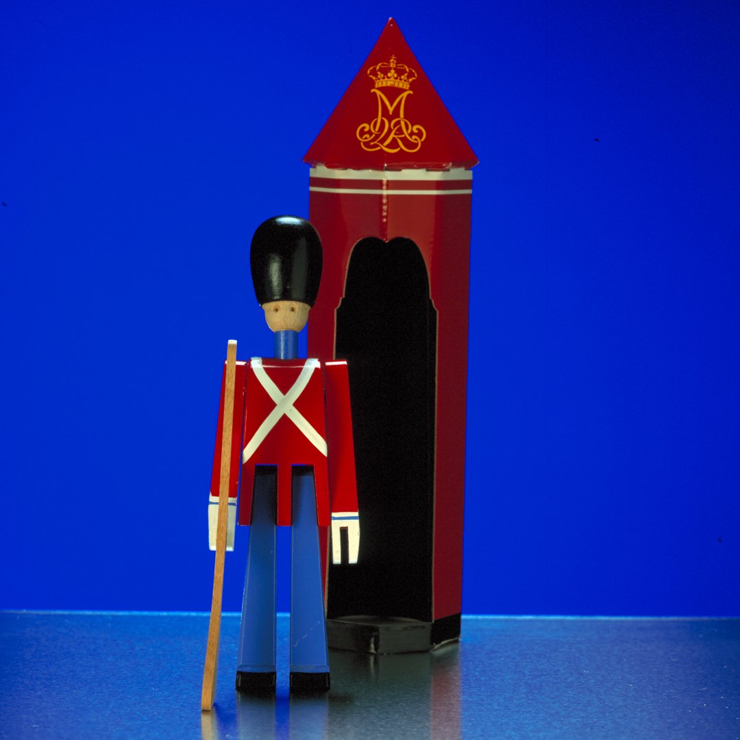 Guardsman Action Figure with Gun - Collectible Military Toy for Display & Play - Perfect for War Games, Dioramas, and Collectors
