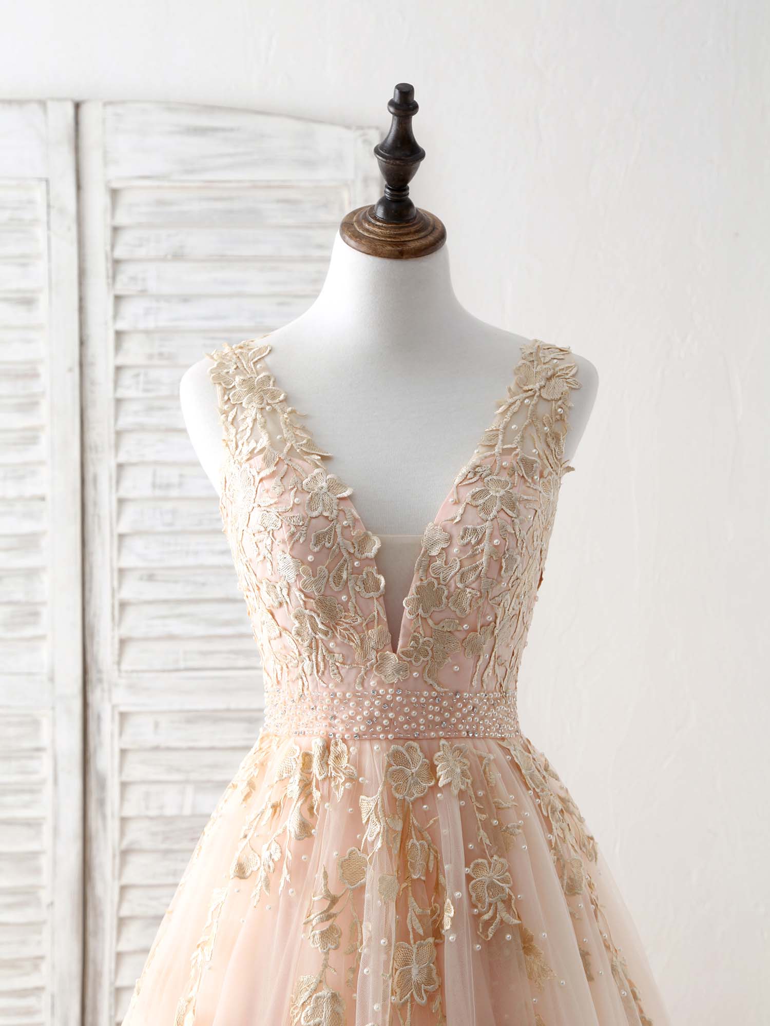 Elegant V-Neck Tulle Lace Applique Long Prom Dress for Women - Formal Evening Gown for Homecoming, Wedding, and Special Occasions
