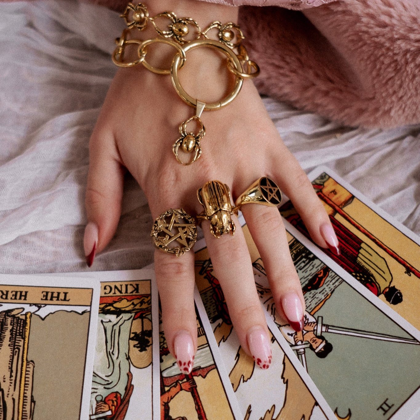 Gold Pentagram Signet Ring for Men & Women - Vintage Gothic Jewelry - Perfect for Occult Lovers, Wiccan Rituals & Fashion Statement
