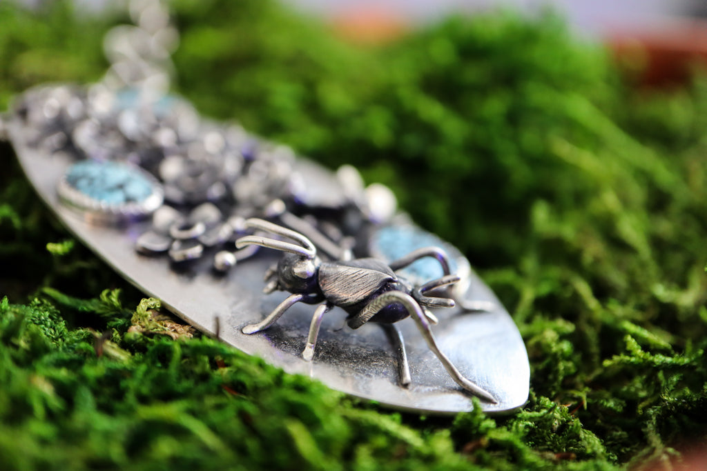 Forget Me Not Flower Cricket Necklace - Dainty Gold Pendant for Women, Elegant Botanical Jewelry Gift for Her, Perfect for Anniversaries & Special Occasions